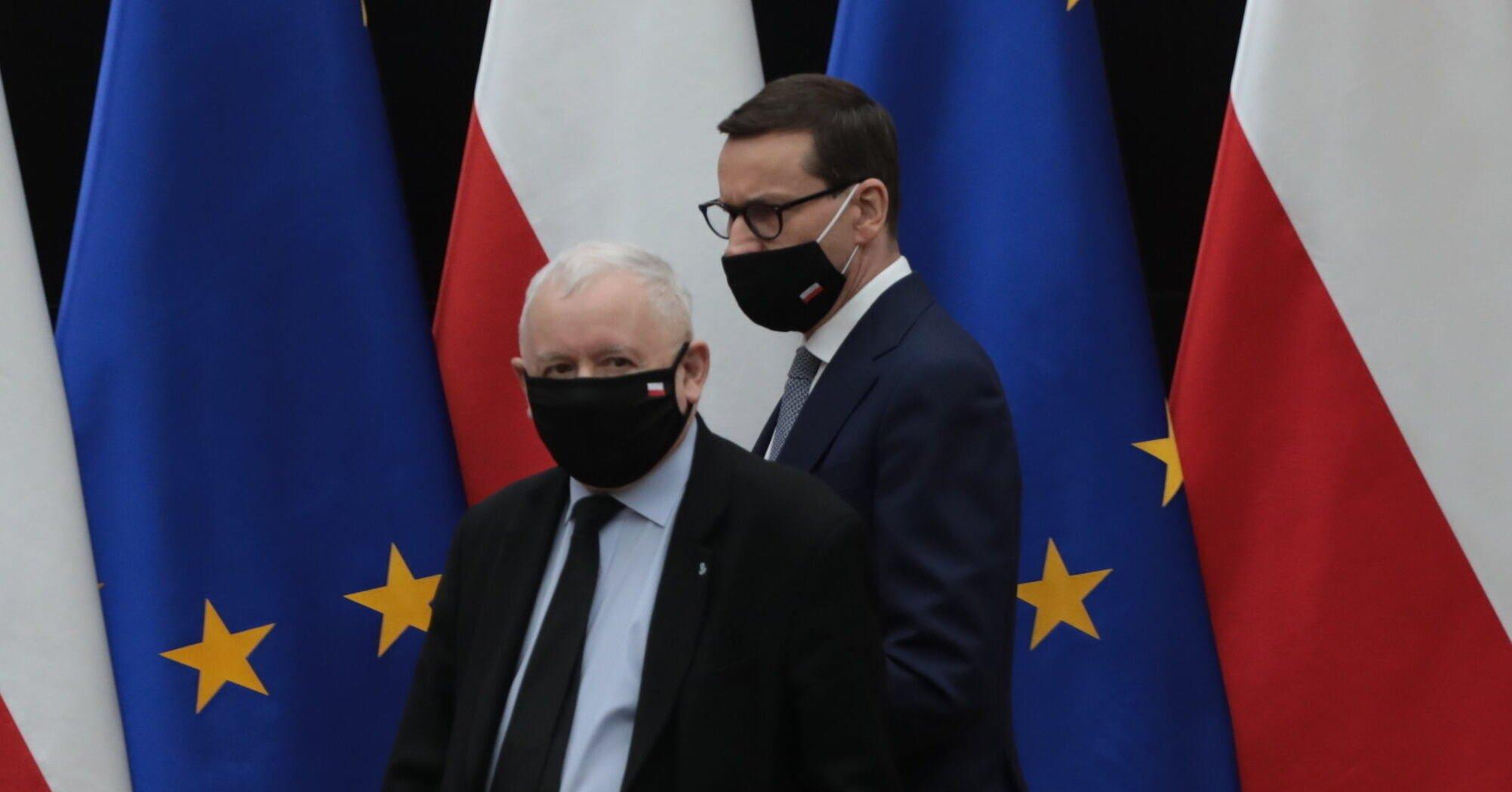 Jarosław Kaczyński w czarnej maseczce, obok Mateusz Morawiecki, też w czarnej maseczce