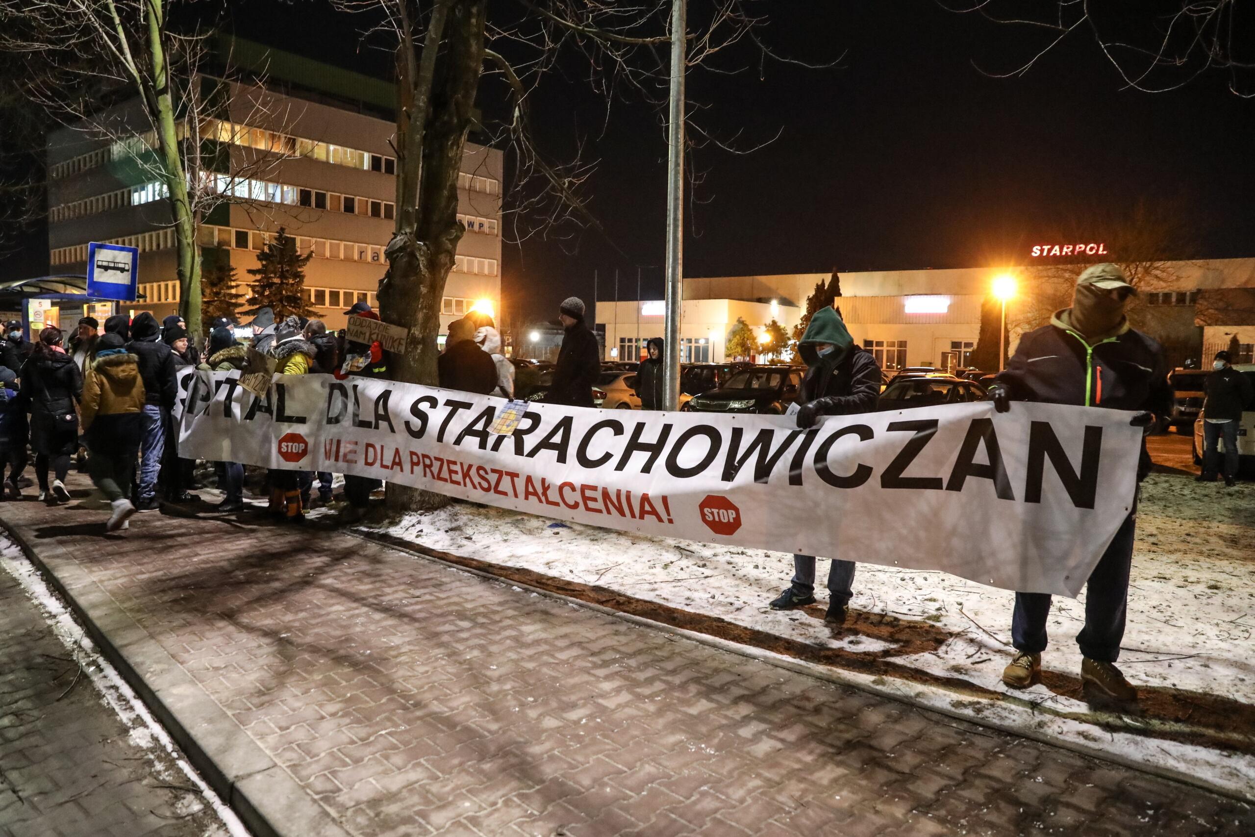 Demonstracja starachowiczan w obronie szpitala z transparentem "Szpital dla starachowiczan"