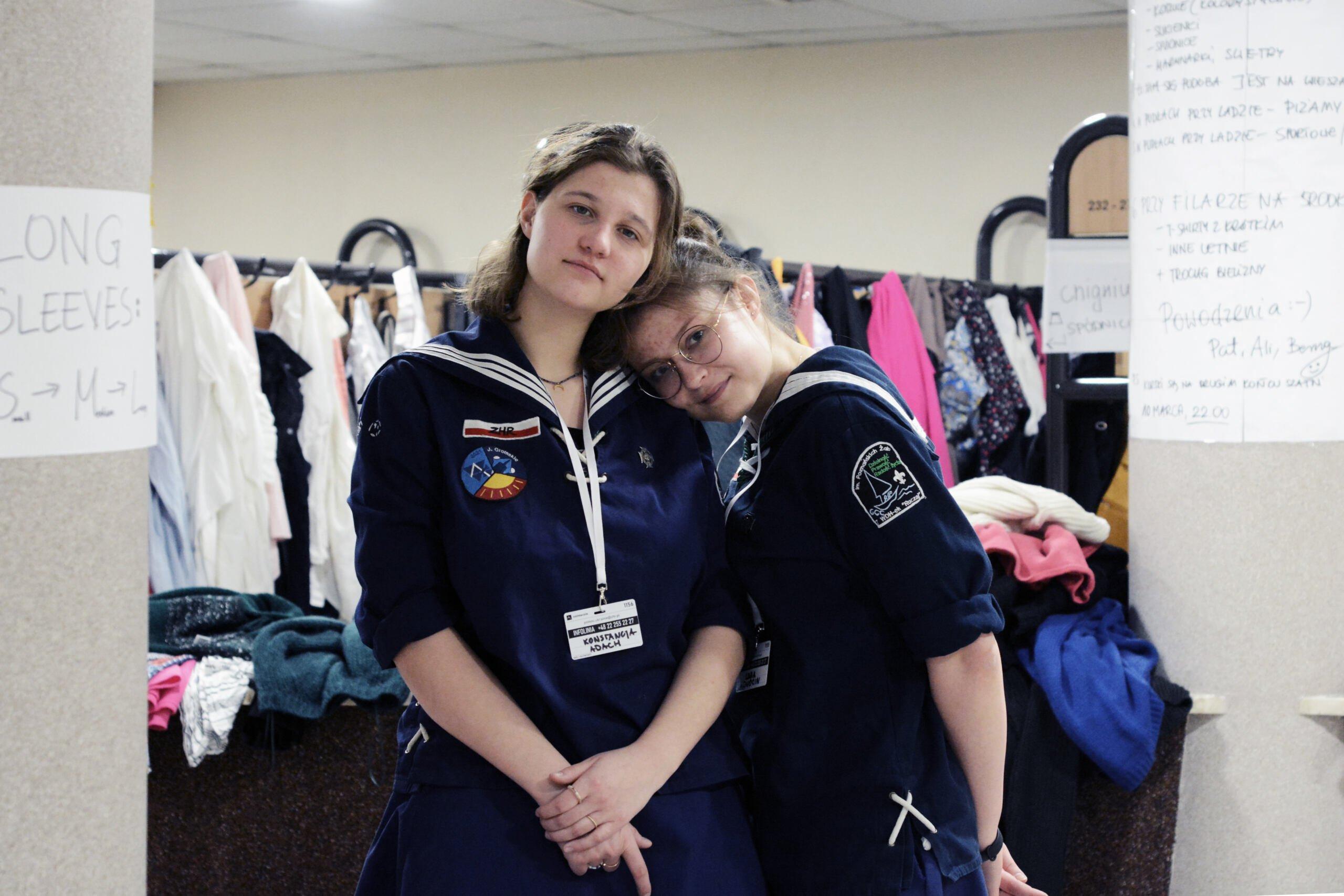 Konstancja i Liwia, maturzystki, które pomagają uchodźcom na Torwarze, w tle widać wieszaki pełne ubrań