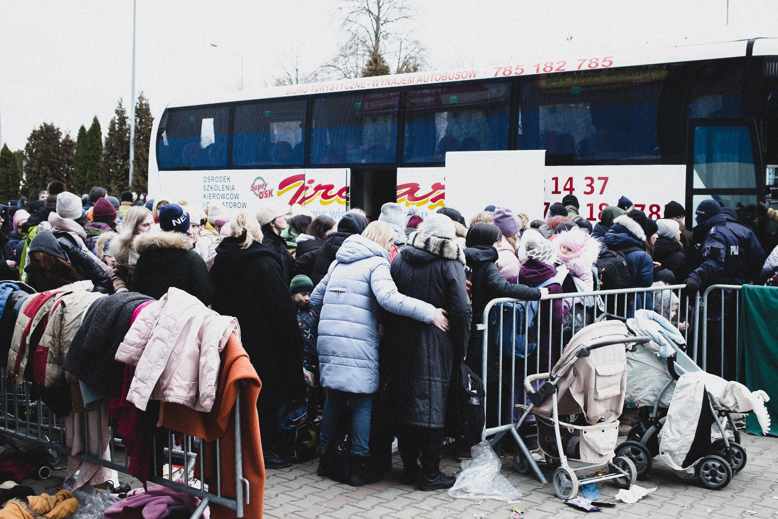 Tłum ludzi przed autobusem