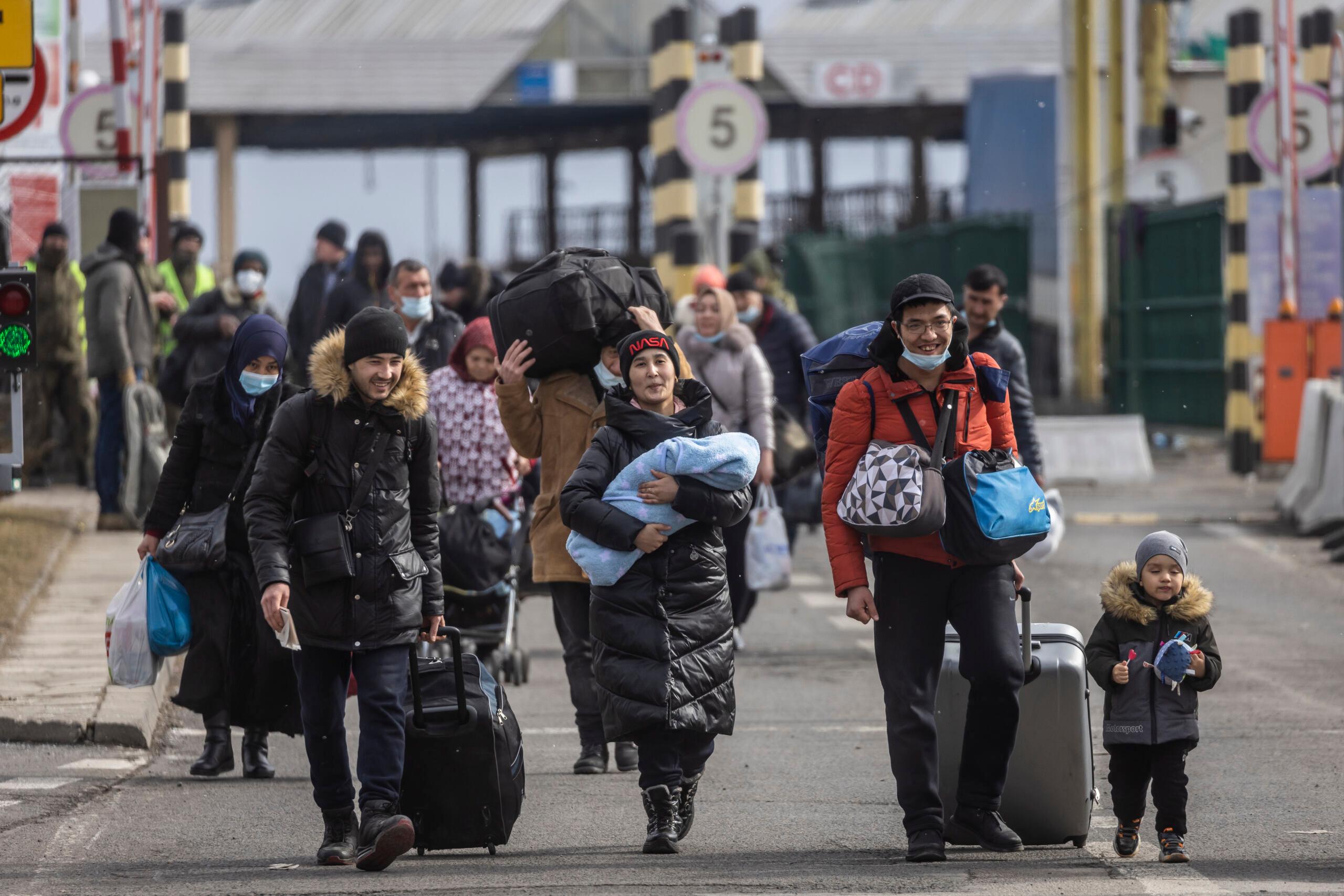 Refugees from Ukraine are seen as they arrive at the border crossing in Korczowa, Poland, March 2, 2022. - The number of refugees fleeing the conflict in Ukraine has surged to nearly 836,000, United Nations figures showed on March 2, 2022, as fighting intensified on day seven of Russia's invasion. (Photo by Wojtek RADWANSKI / AFP)