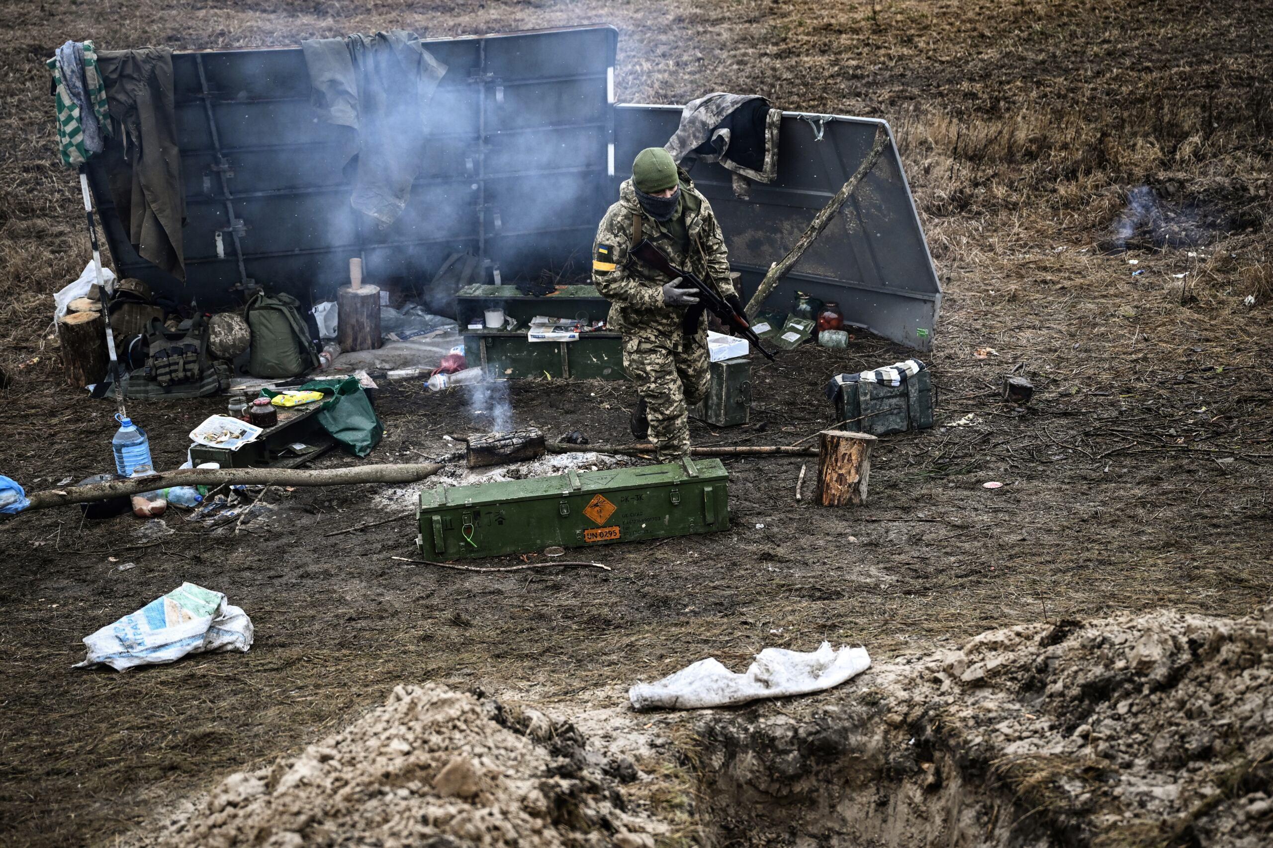Ukraiński żołnierz w obozie wojskowym
