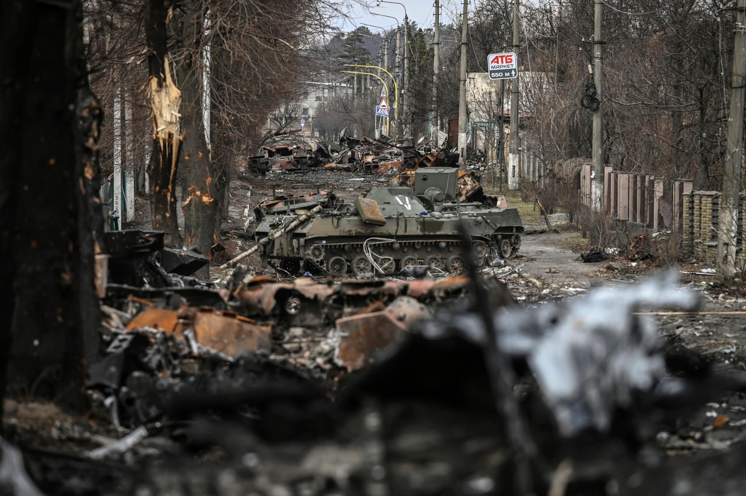 Zniszczona ulica z wrakami czołgów