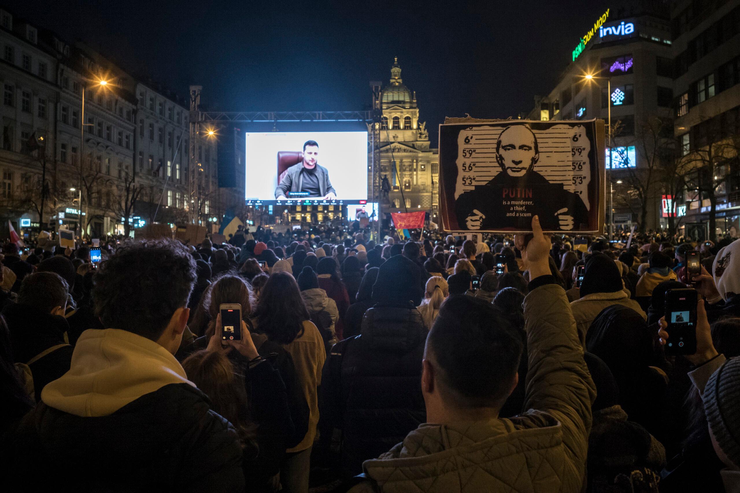 Czy zbliża się porozumienie pokojowe Rosji i Ukrainy? Na zdjęciu manifestacja wsparcia dla Ukrainy w Pradze 4 marca 2022, demonstranci oglądają wystąpienie prezydenta Zełenskiego, fot. Michal Cizek / AFP