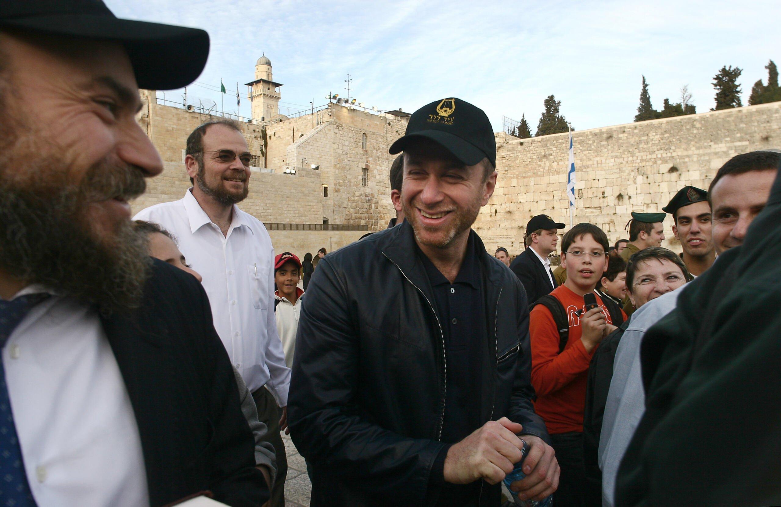 Roman Abramowicz i inni pielgrzymi przy Ścianie Płaczu w Jerozolimie