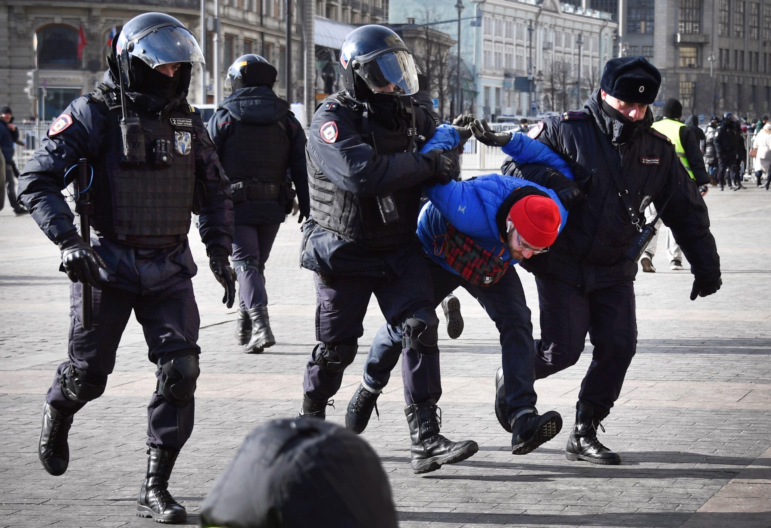 „Rosjanom jest potrzebna przynajmniej jedna niezależna redakcja” - mówi redaktor naczelny portalu Meduza. Apeluje do międzynarodowej opinii publicznej o pomoc. Na zdjęciu: protest w Moskwie przeciwko inwazji na Ukrainę, 13 marca 2022, fot. AFP