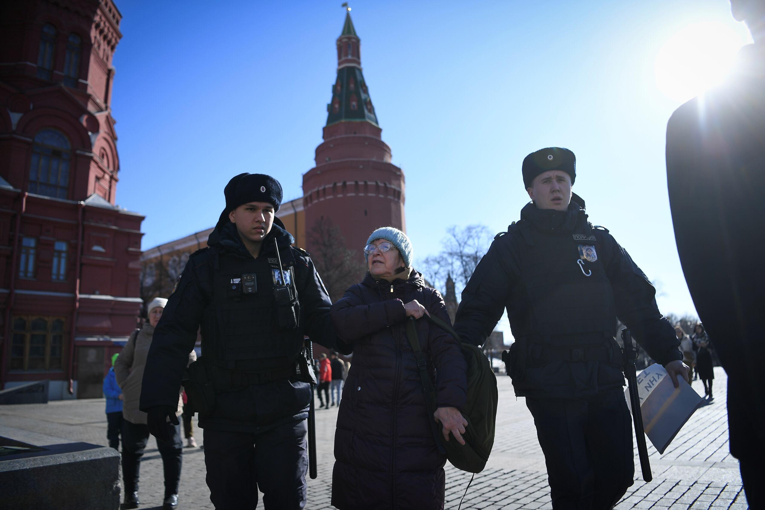 Rosja. Policja odprowadza protestującą kobietę