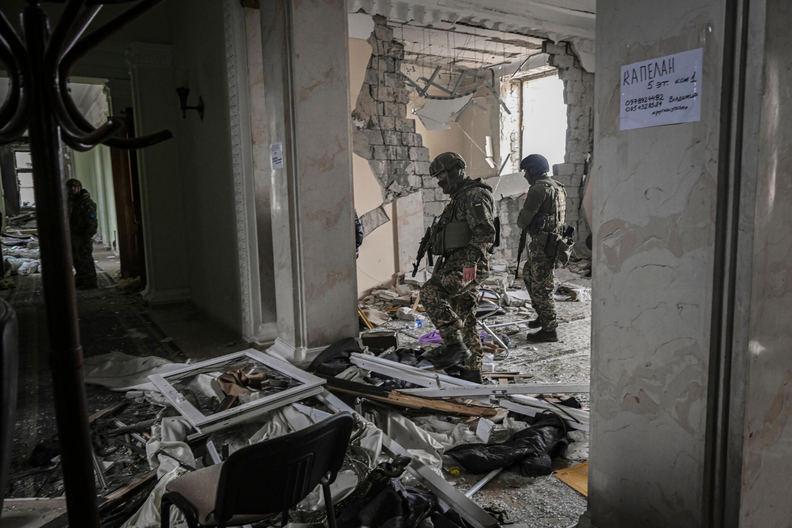 Charków, Ukraina, 27.03.2022. Żołnierze wewnątrz zniszczonych budynków regionalnej administracji