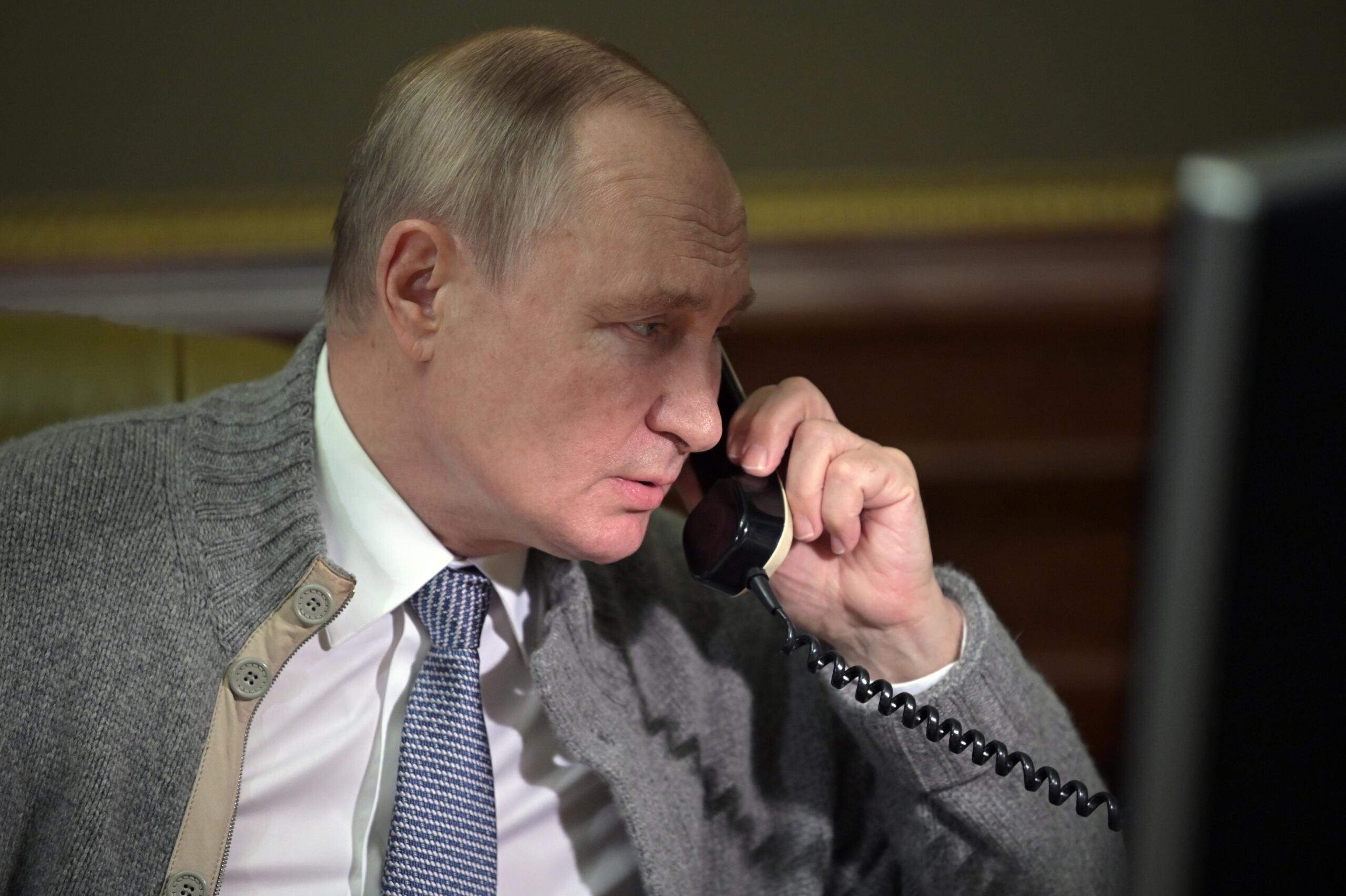 Putin rozmawia przez sluchawkć z kablem