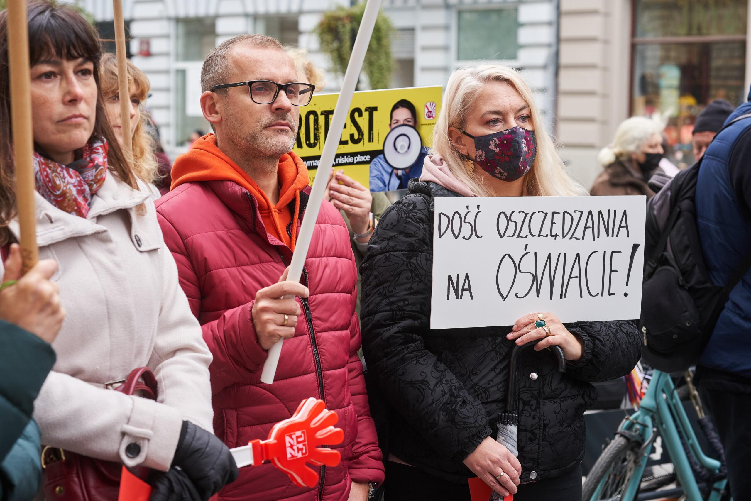 14.10.2021 Lodz , Urzad Miasta , ul. Piotrkowska . Protest nauczycieli - w Dzien Nauczyciela ( Swieto Edukacji Narodowej )