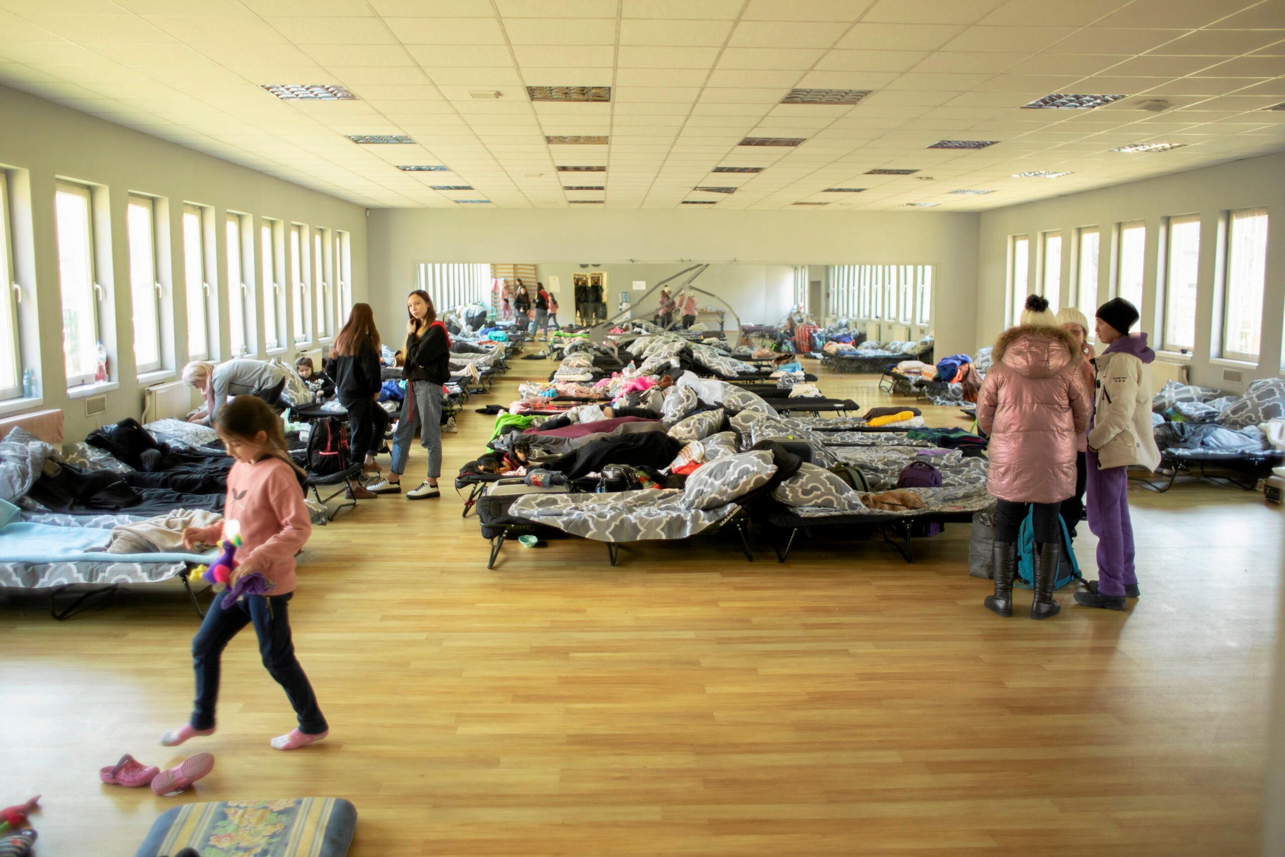 Noclegownia dla uchodźców i polowe łóżka przy ulicy Gwarnej we Wrocławiu
