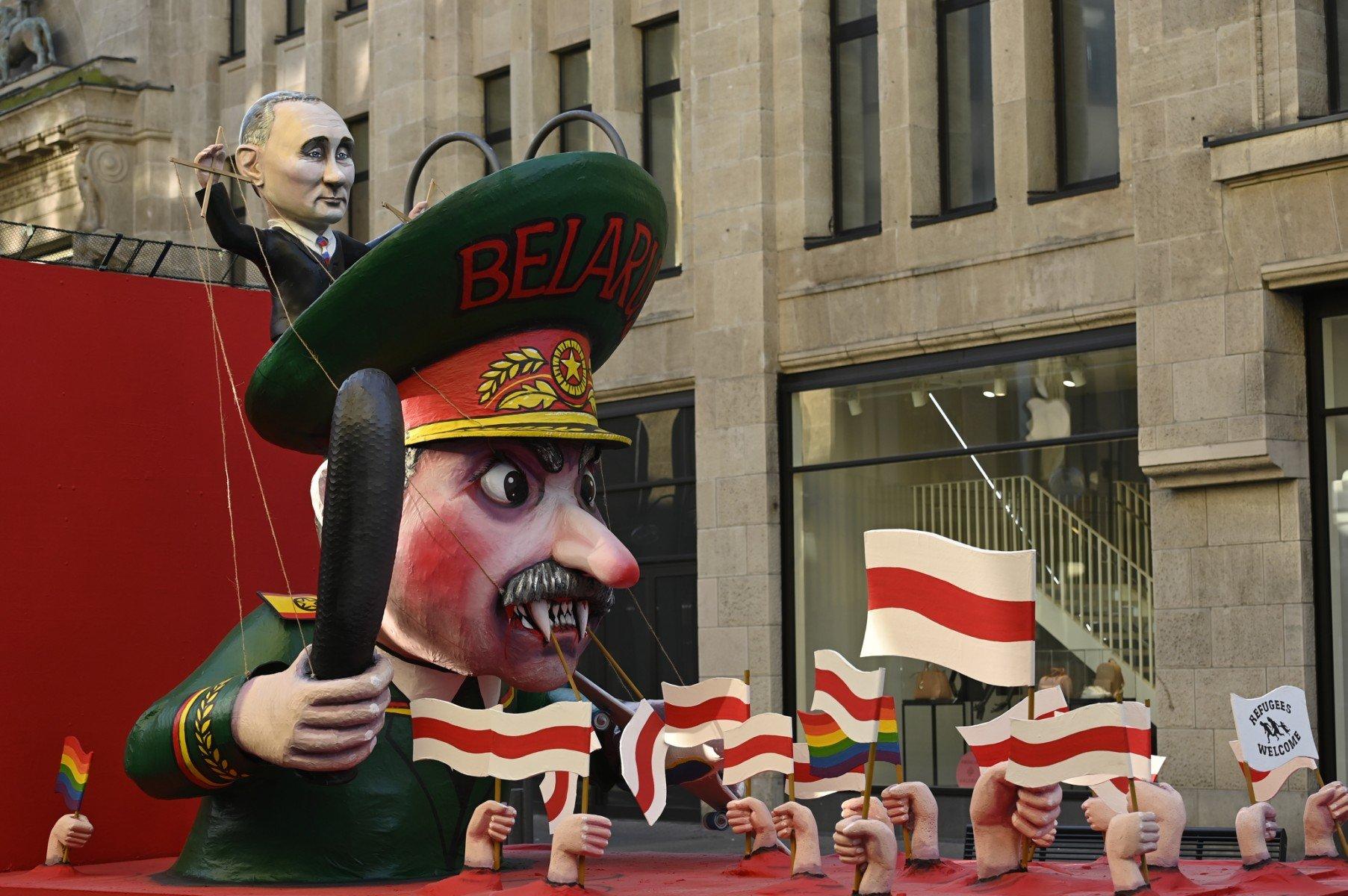 Wielka kukła Łukaszenki w wojskowej czapce z kłami wystającymi z ust i pałką w ręku