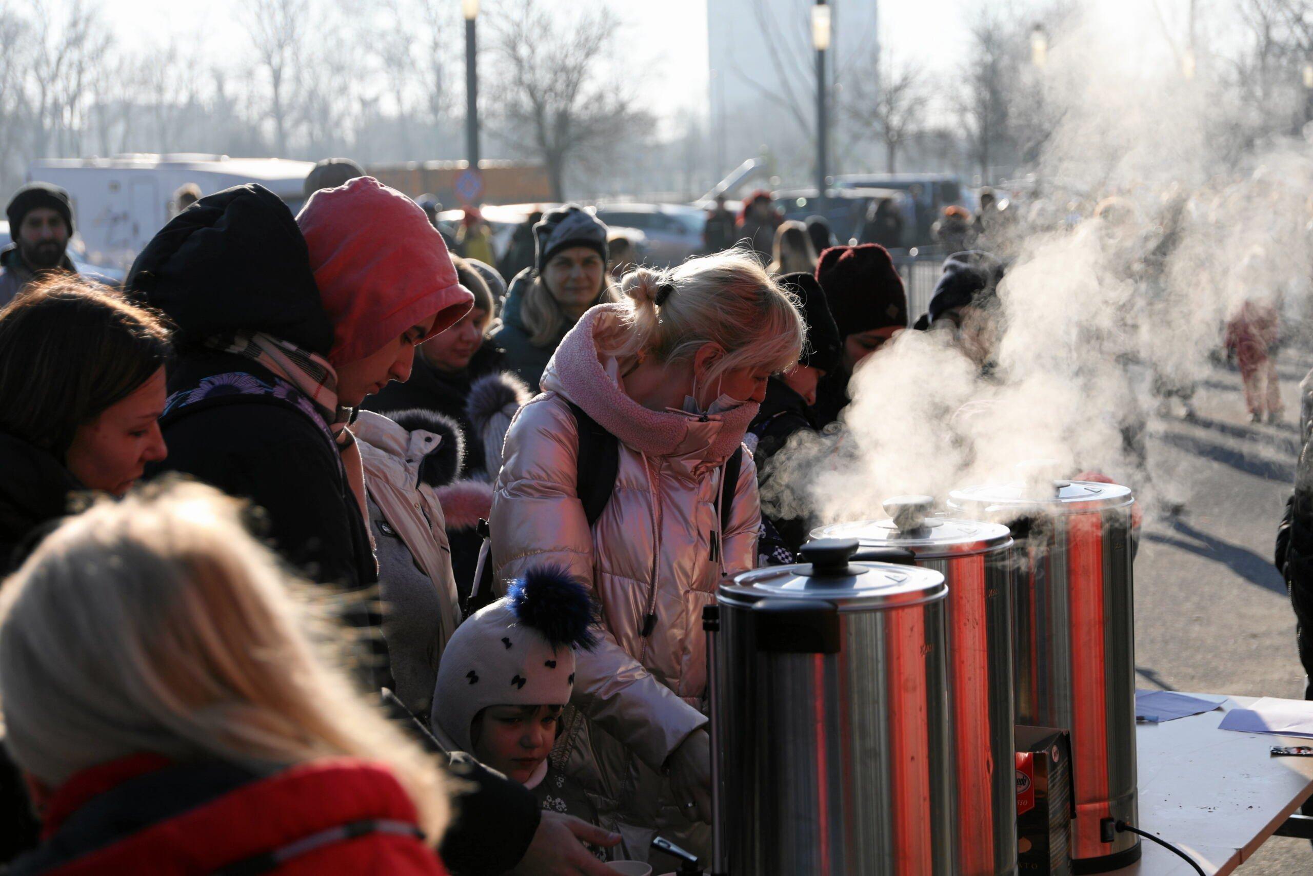 19.03.2022 Warszawa , PGE Narodowy . Kolejka chetnych ( uchodzcow z Ukrainy ) w pierwszy dzien funkcjonowania punktu przydzielania numerow PESEL na Stadionie Narodowym .