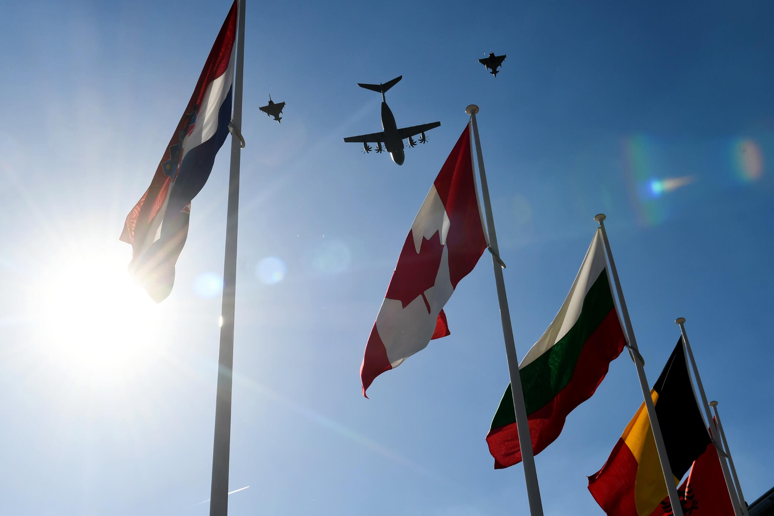 samoloty NATO, na pierwszym planie flagi państw Sojuszu