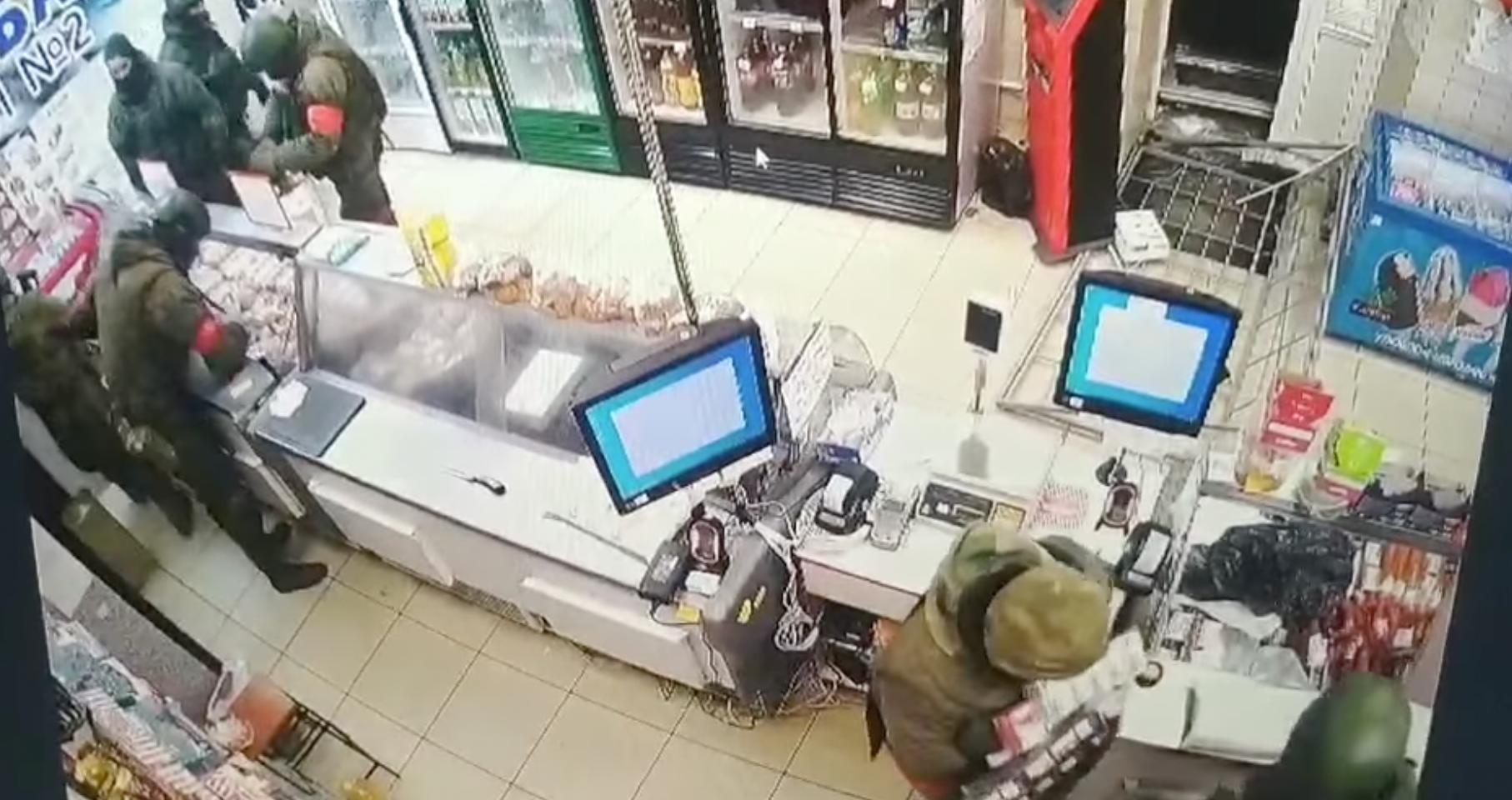 Rosyjscy żołnierze rabują sklep w Trościańcu