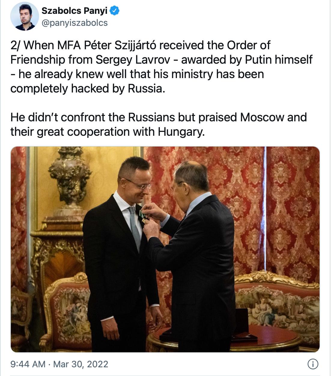 tweet węgierskiego dziennikarza przedstawiający zdjęcie z wręczenia Orderu Przyjaźni szefowi węgierskiego MSZ