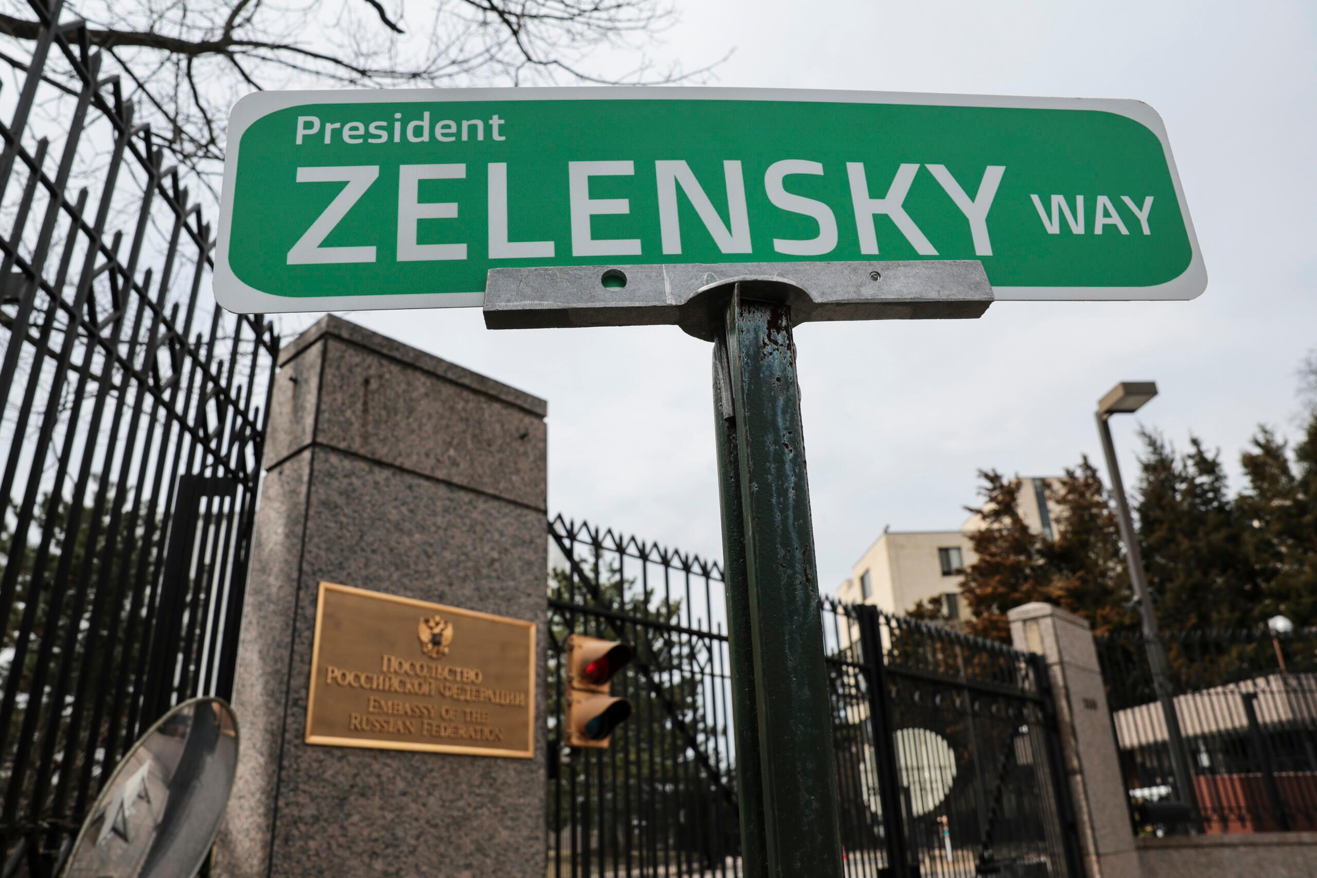 Tablica z nazwą ulicy "President Zelenski Street"