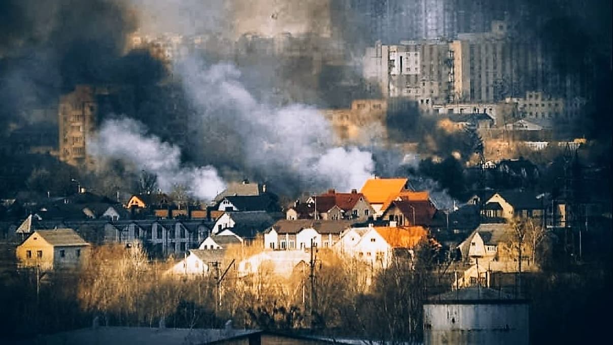 Panorama miasta, dymy nad domami