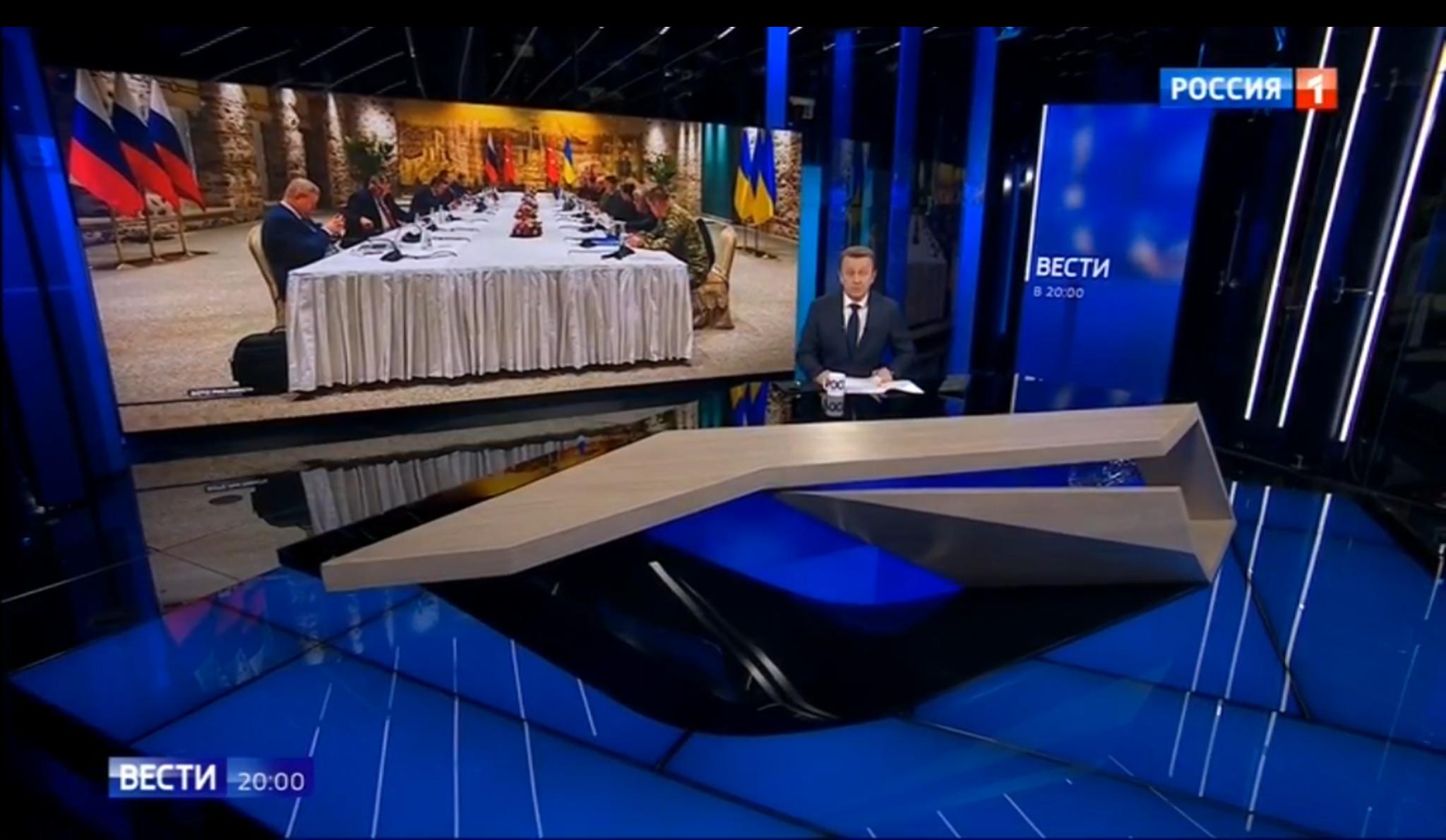Studio telewizyjne. Na ekranie za prowadzącym zdjęcie z rozmów ukraińsko-rosyjskich