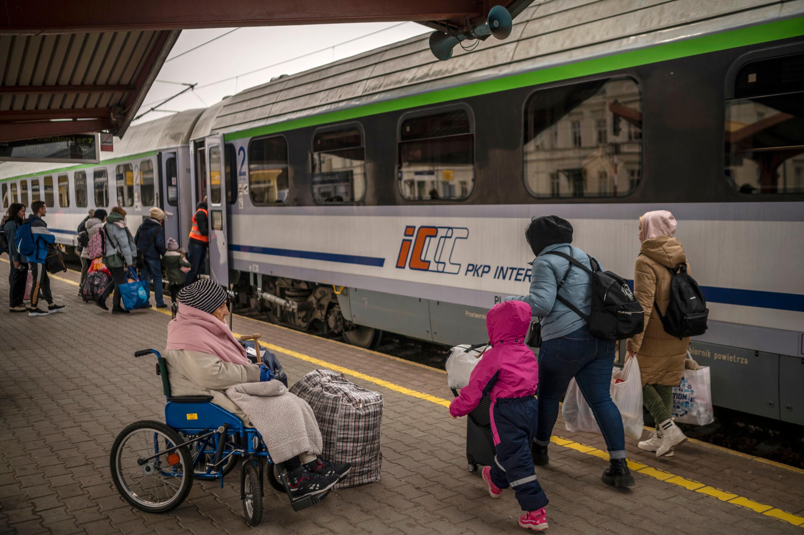 A Ukrainian evacuee in a wheelchair waits to board a train en route to Warsaw at the rail station in Przemysl, near the Polish-Ukrainian border, on March 29, 2022, on the 34th day of the Russian invasion of Ukraine. - Ukraine is calling for an "international agreement" to guarantee its security, which would be signed by several guarantor countries, said on March 29, 2022 the Ukrainian chief negotiator after several hours of Russian-Ukrainian talks in Istanbul. (Photo by Angelos Tzortzinis / AFP)