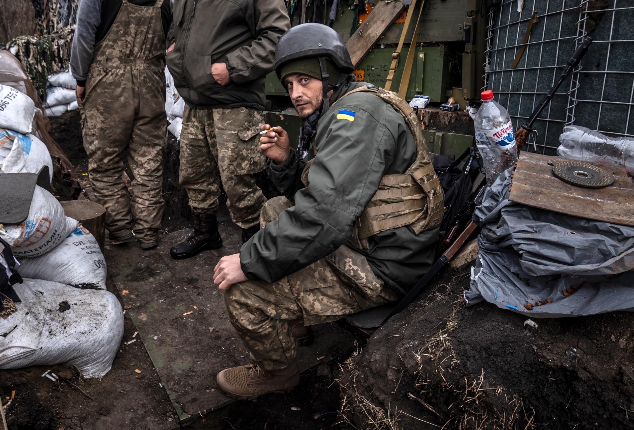 Żołnierz z ukraińską odznaką pali papierosa