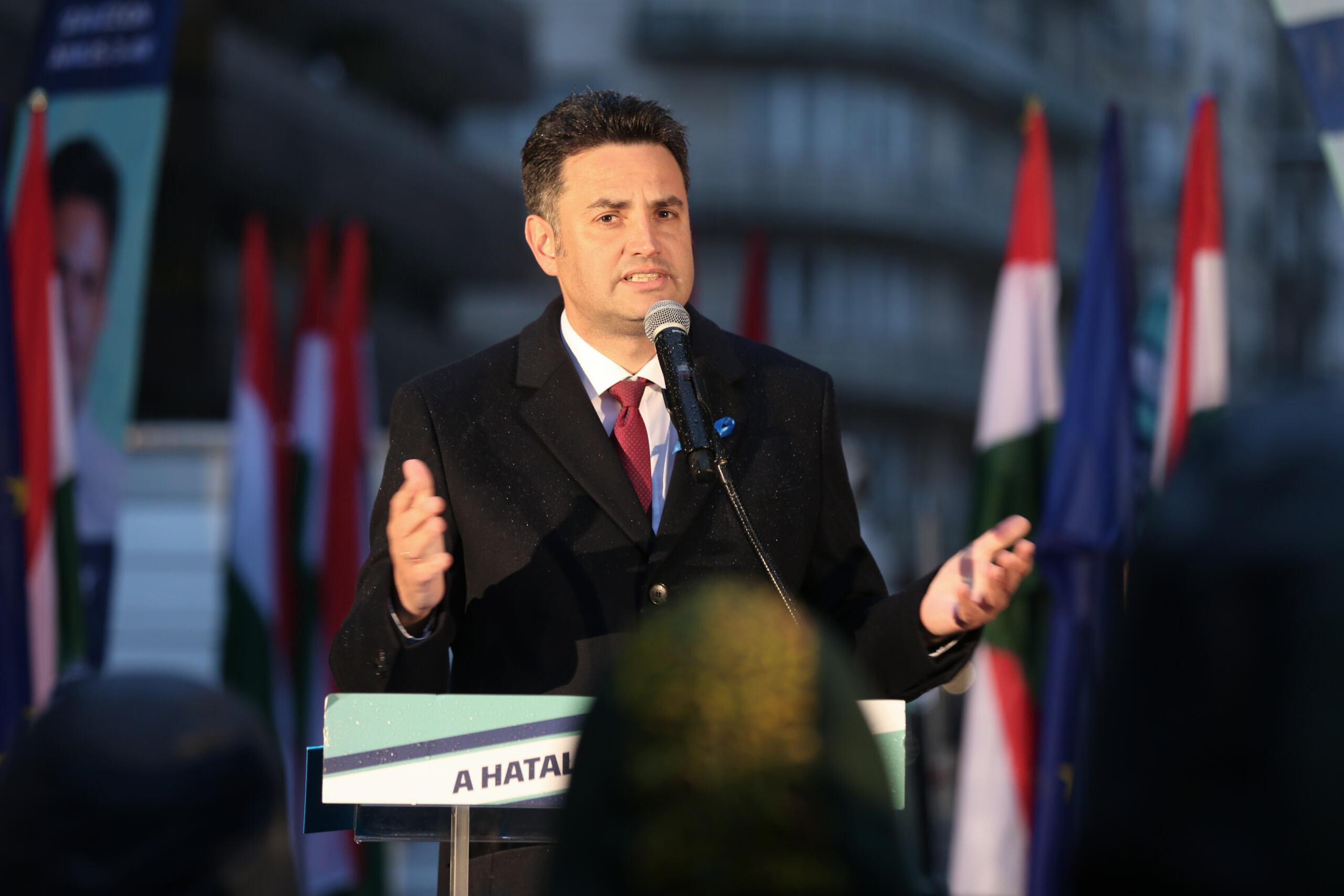 Lider węgierskiej opozycji Peter Marki-Zay podczas wiecu w Budapeszcie kończącego kampanię wyborczą. „Jesteśmy u bram zwycięstwa" - mówił. Czy pokona Viktora Orbana? Budapeszt, 2 kwietnia 2022, fot. FERENC ISZA / AFP