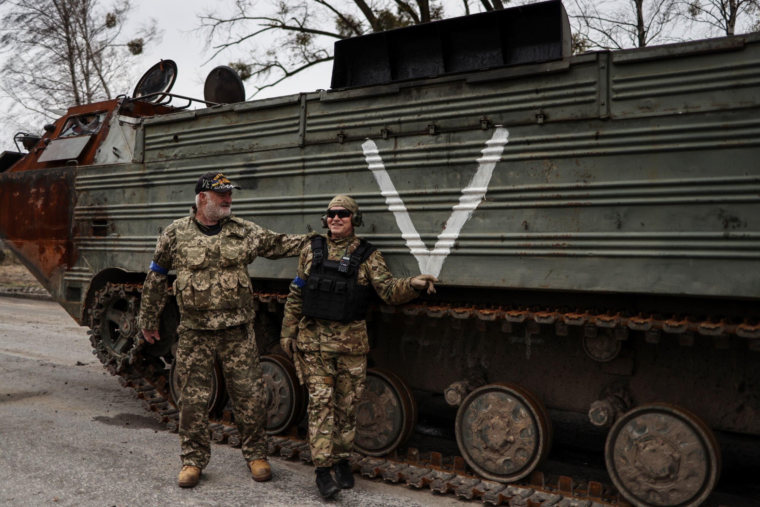 W pobliżu Budy-Babinieckiej, Ukraina, 5.04.2022. Weteran z USA z żołnierzem ukraińskim patrolują drogę