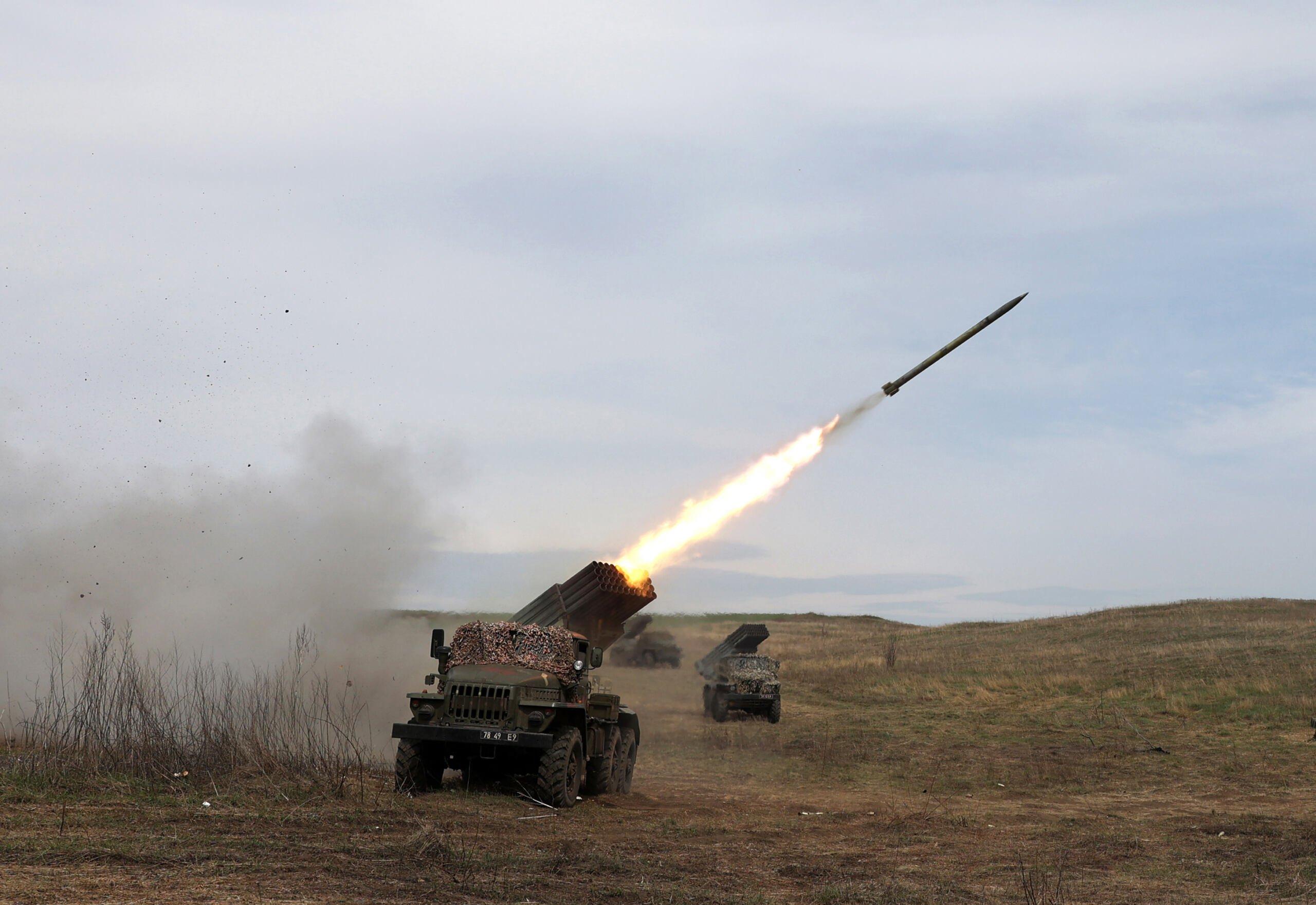 Okolice Ługańska, Ukraina, 10.04.2022. Ukraińska wyrzutnia rakietowa BM-21 "Grad" ostrzeliwuje pozycje rosyjskiego wojska.