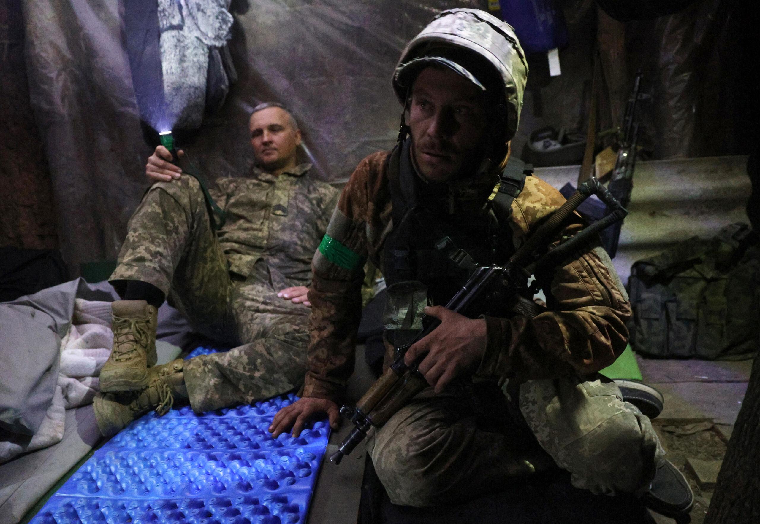 Okolice Łysyczańska pod Ługańskiem, 12.04.2022. Żołnierze ukraińscy przeczekują ostrzał w schronie.