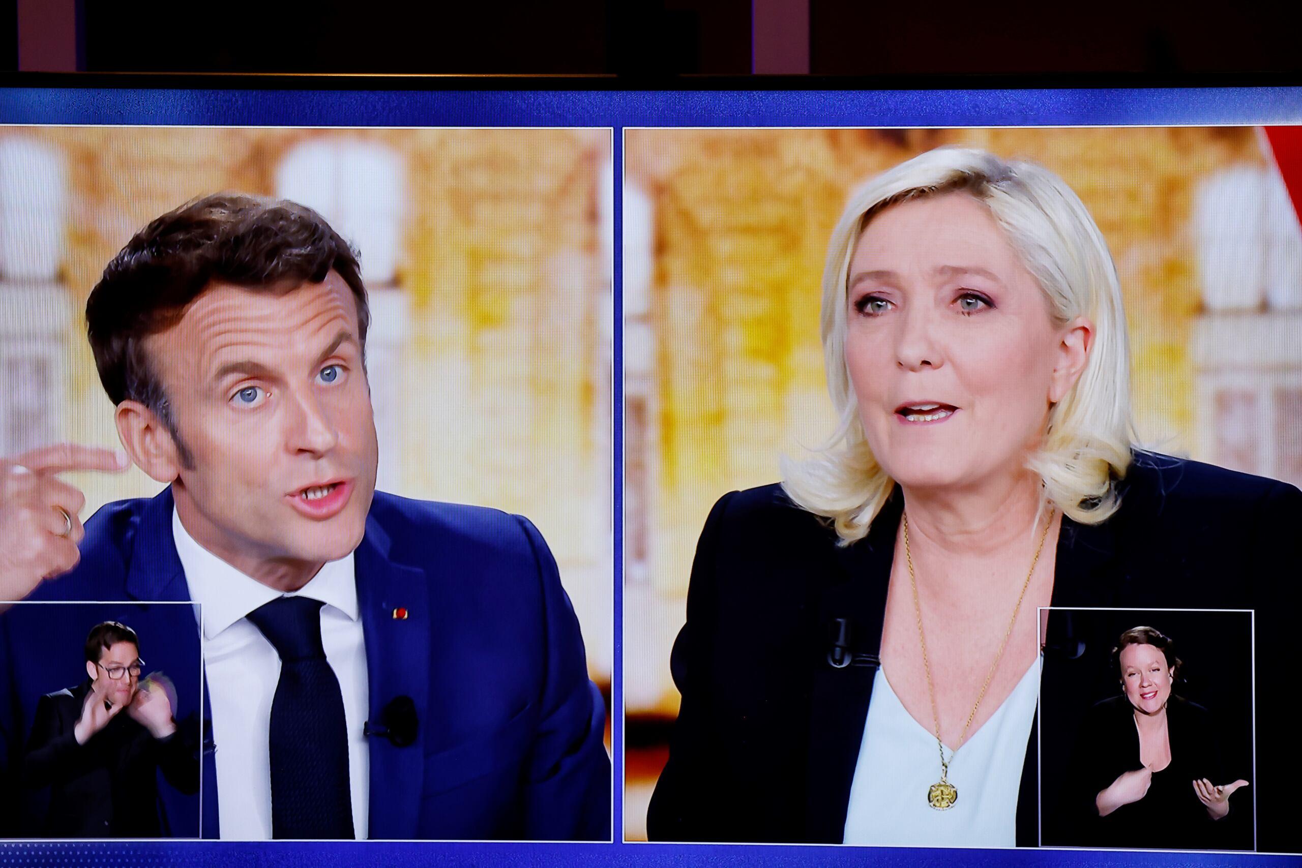 Aleksander Smolar: "Le Pen wypadła znaczenie lepiej niż poprzednim razem. Macron atakował przede wszystkim merytorycznie", debata prezydencka przed francuskimi wyborami, Emmanuel Macron, Marine Le Pen, 20 kwietnia 2022, fot. Ludovic MARIN / AFP
