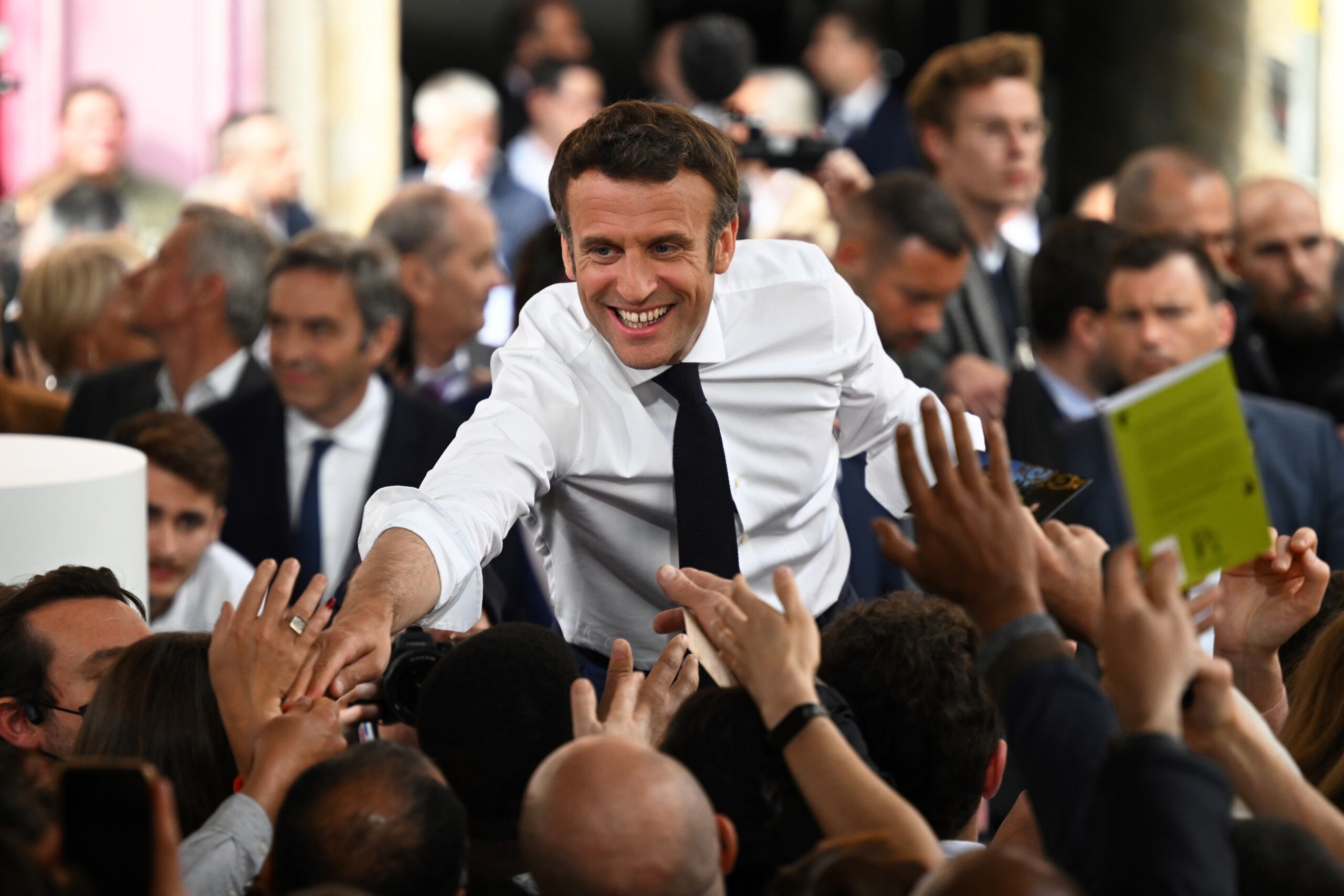 Wybory we Francji: Emmanuel Macron ściska ręce zwolenników
