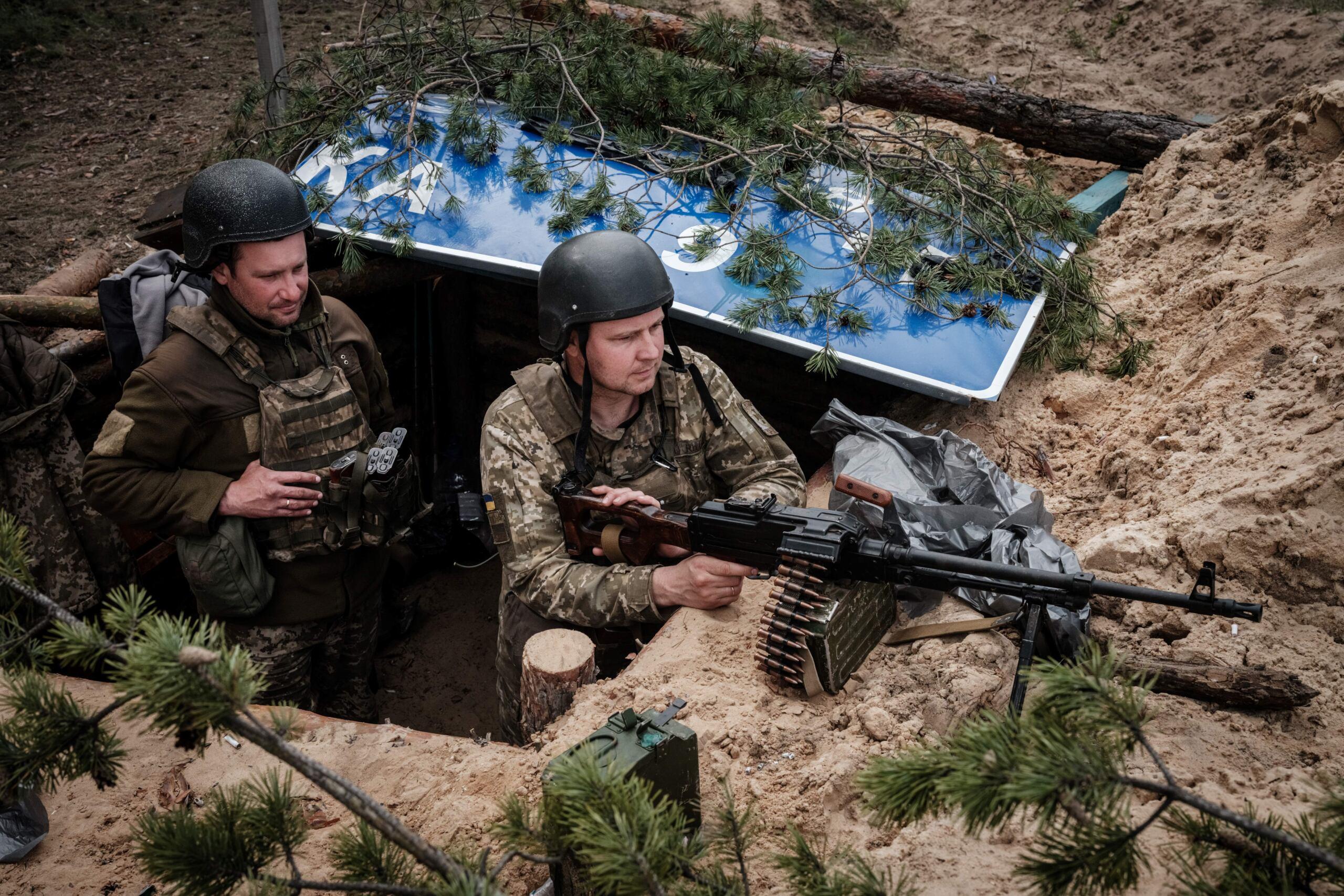 Żołnierze ukraińscy spoczywają na swoich pozycjach w pobliżu Lymana we wschodniej Ukrainie, 28 kwietnia 2022 r., podczas rosyjskiej inwazji na Ukrainę.