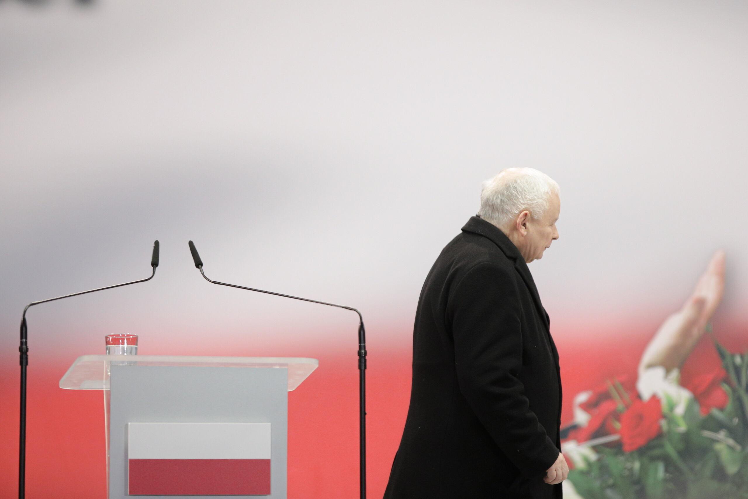 Jarosław Kaczyński schodzi ze sceny po ogłoszeniu, że w Smoleńsku nastąpił zamach