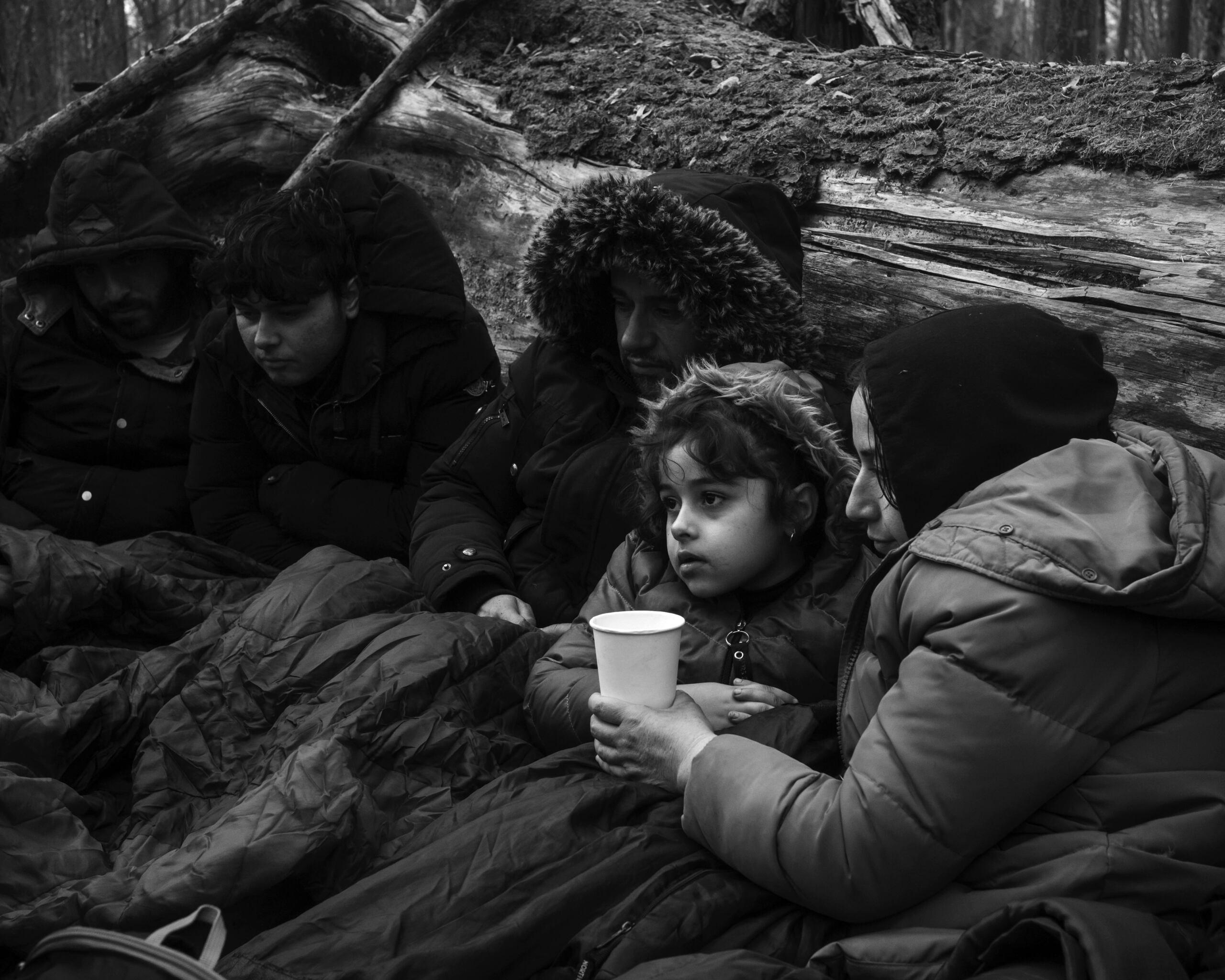 Rodzina uchodźców z Kurdystanu w lesie