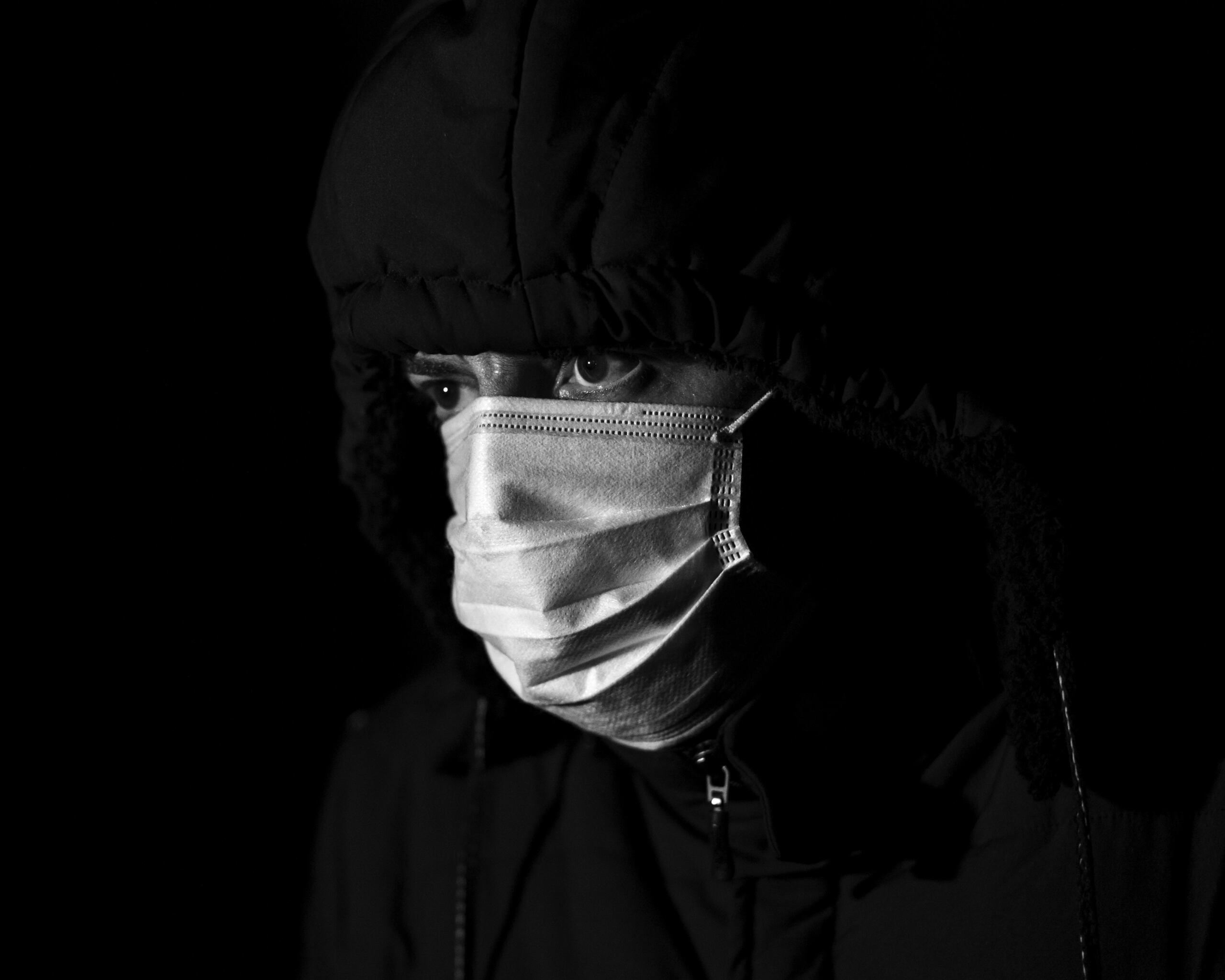 Czarno-białe zdjęcie: Twarz w białej masce