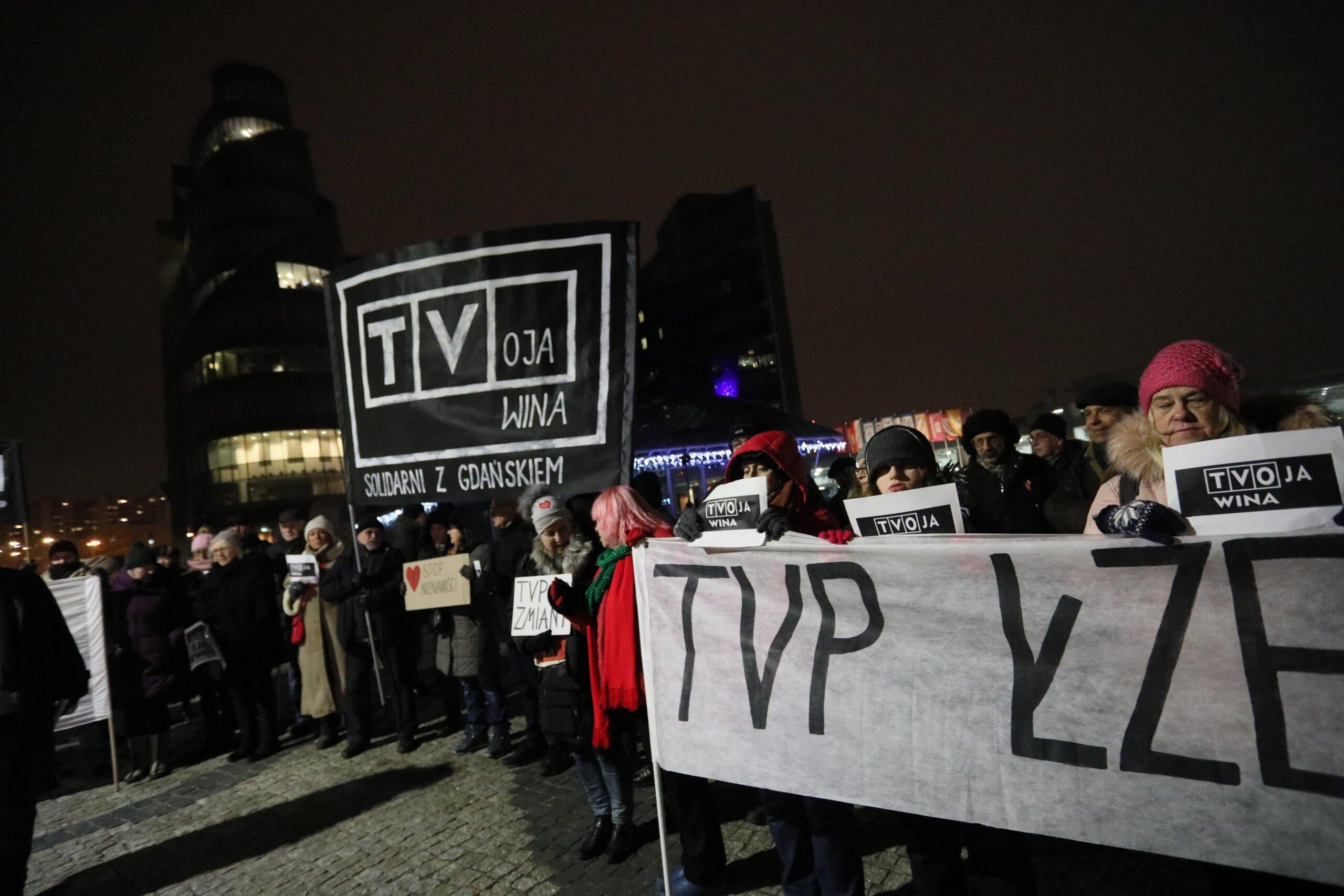 Grupa ludzi z transparentem "TVP łze" i "TVOja wina"