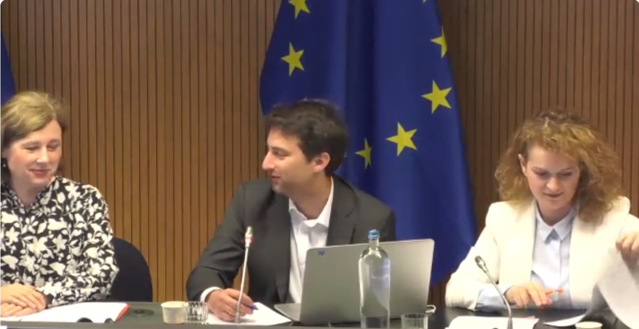 Kobieta, męzczyzna i kobieta siedzą pryz stole