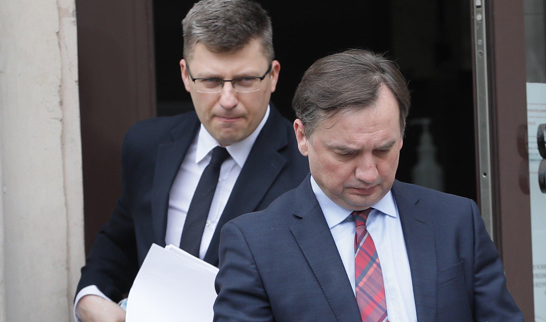 Warszawa , Aleje Ujazdowskie . Ministerstwo Sprawiedliwosci . Wiceminister sprawiedliwosci Marcin Warchol , minister sprawiedliwosci Zbigniew Ziobro podczas konferencji prasowej o antylichwiarskich rozwiazaniach w zwiazku epidemia koronawirusa .