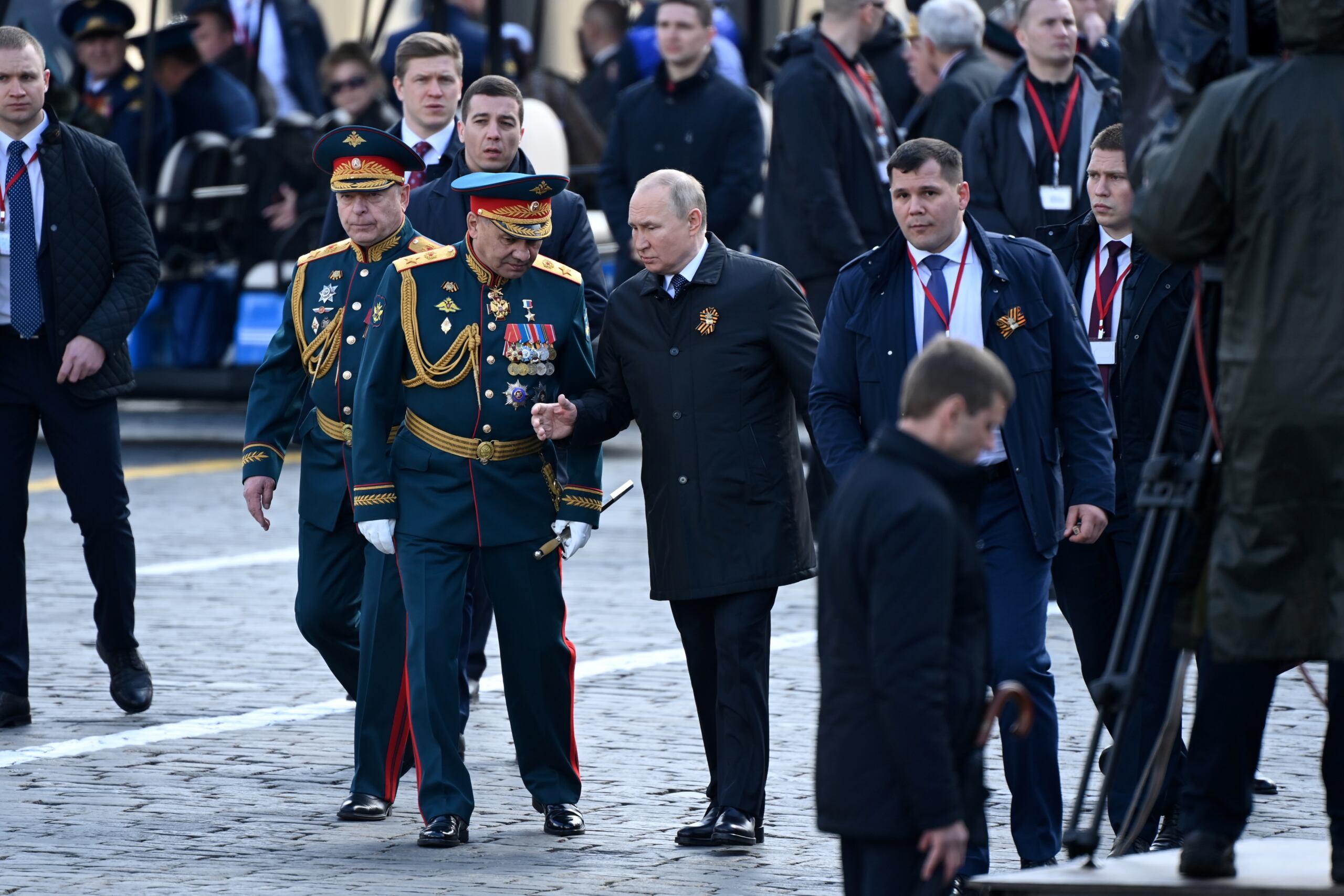 Moskwa, 9 maja. Parada w centrum stolicy. Na zdjęciu prezydent Federacji Rosyjskiej, Władimir Putin oraz minister obrony, Sergiej Szojgu