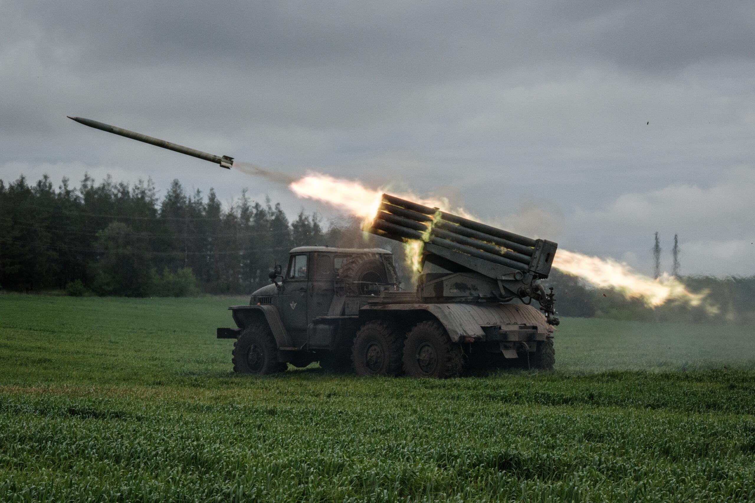 "Wydaje się, że Ukraina wygrała bitwę o Charków”. Rakieta odpalona w okolicach Swiatohirśka we wschodniej Ukrainie, 14 maja 2022, fot. Yasuyoshi CHIBA / AFP