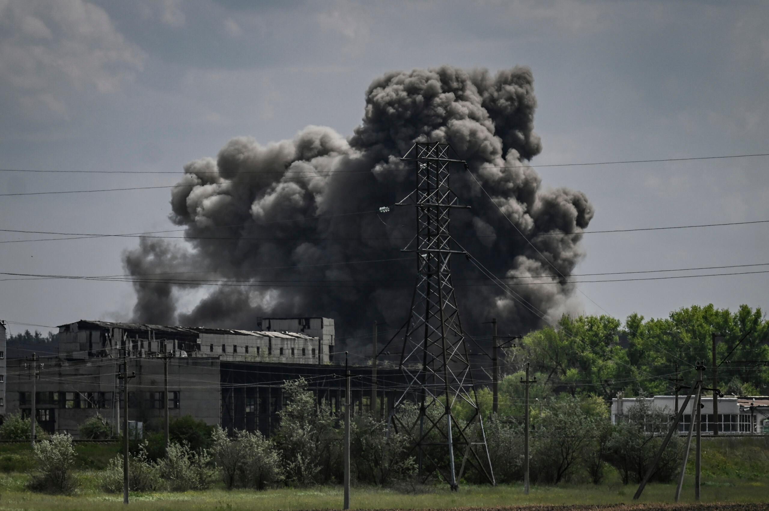 Chmura dymu nad fabryką w Donbasie po ataku bombowym