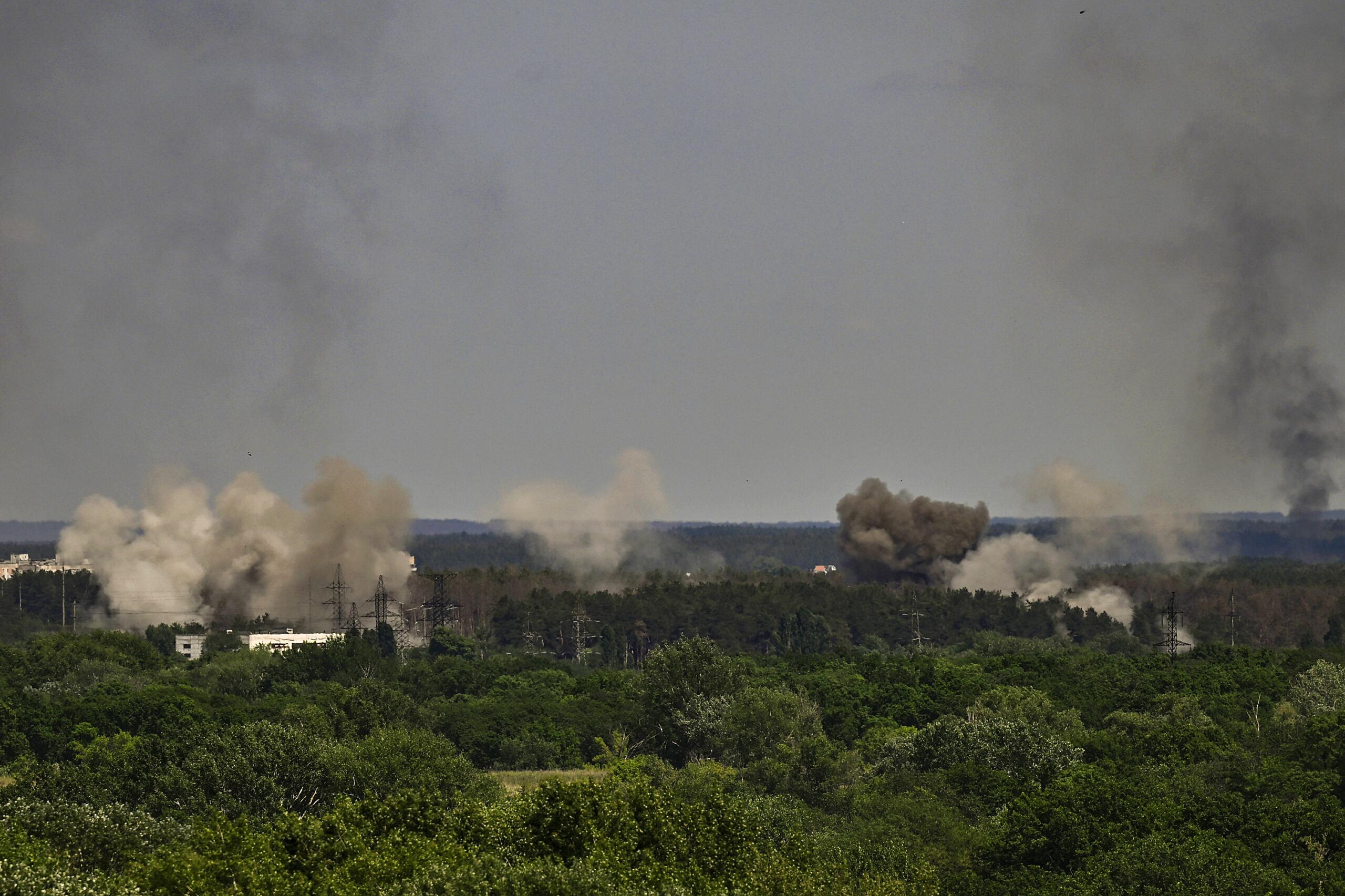 Dym i pył unoszą się w mieście Siewierodonieck podczas ciężkich walk między wojskami ukraińskimi i rosyjskimi we wschodnio-ukraińskim regionie Donbas 30 maja 2022 r., w 96. dniu rosyjskiej inwazji na Ukrainę.