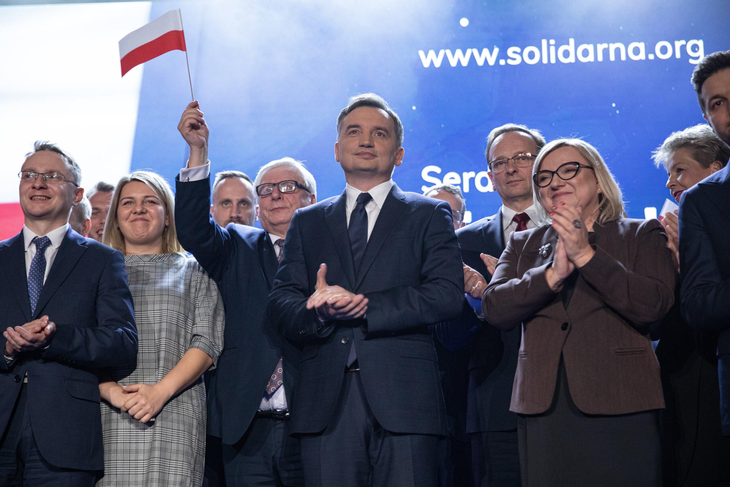 Politycy Solidarnej Polski cieszą się i dokazują na scenie