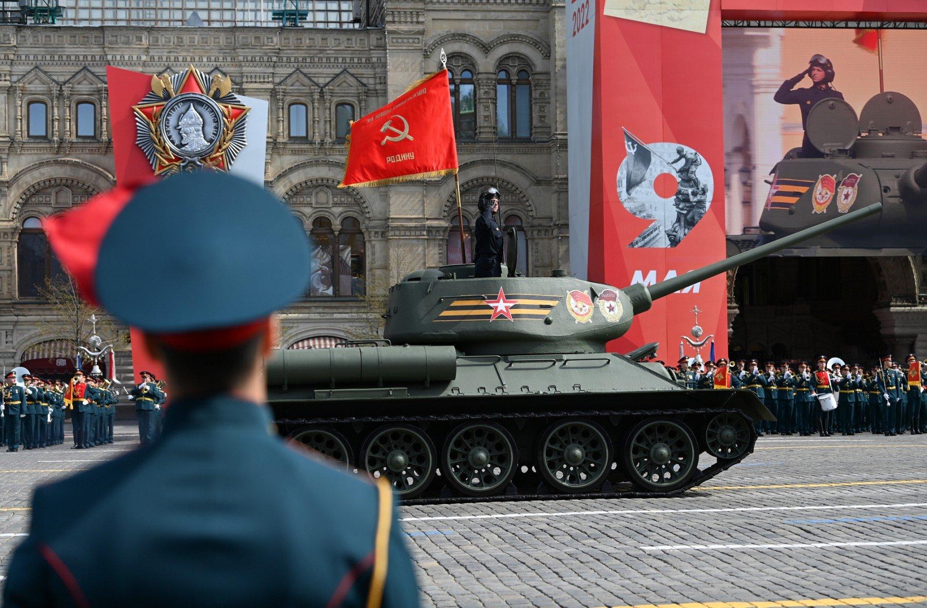 Czołg na próbnej paradzie Dnia Zwycięstwa na pl. Czerwonym, w tele symbole rosyjskie i ZSRR