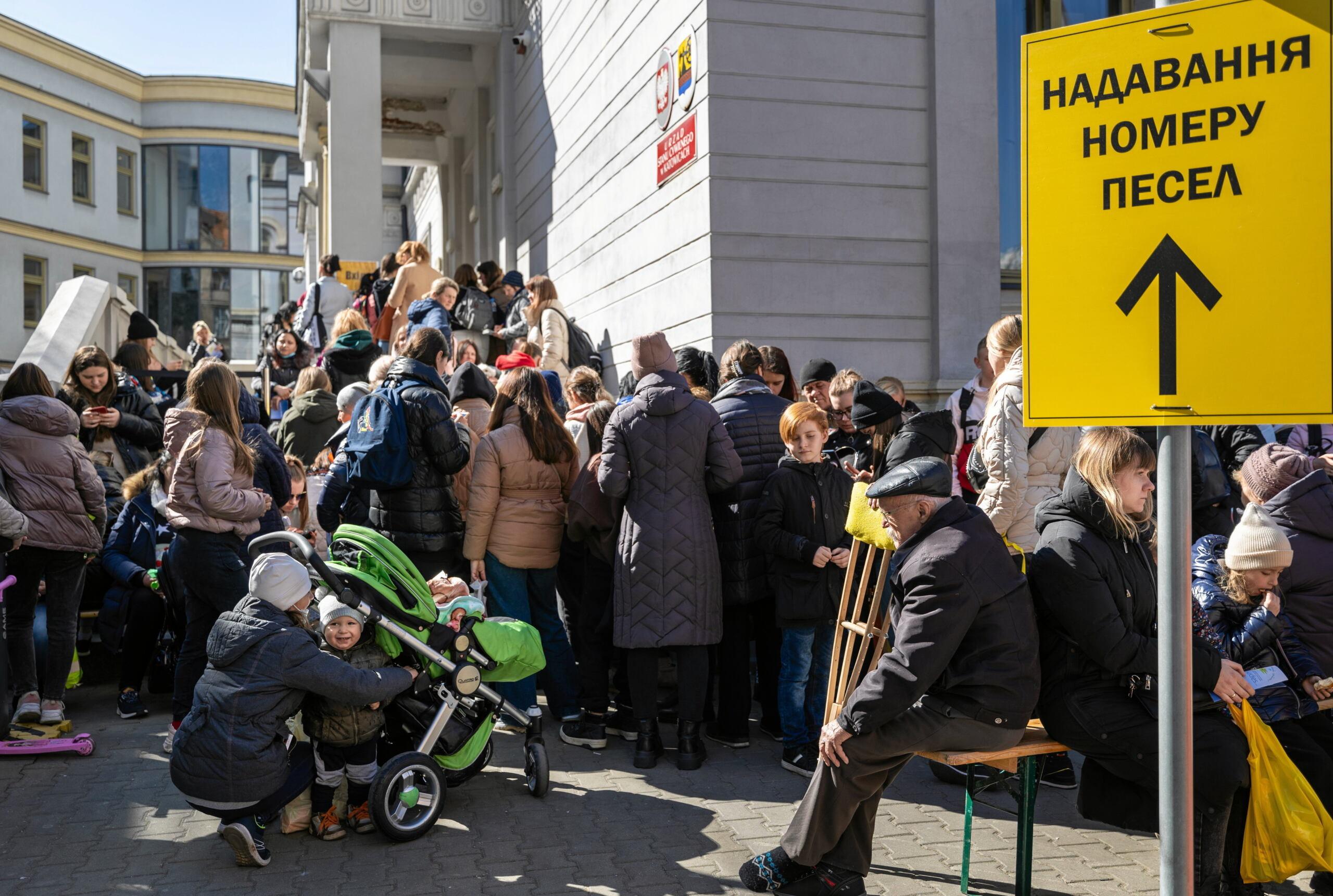 Kolejka uchodźców stojących po numer PESEL