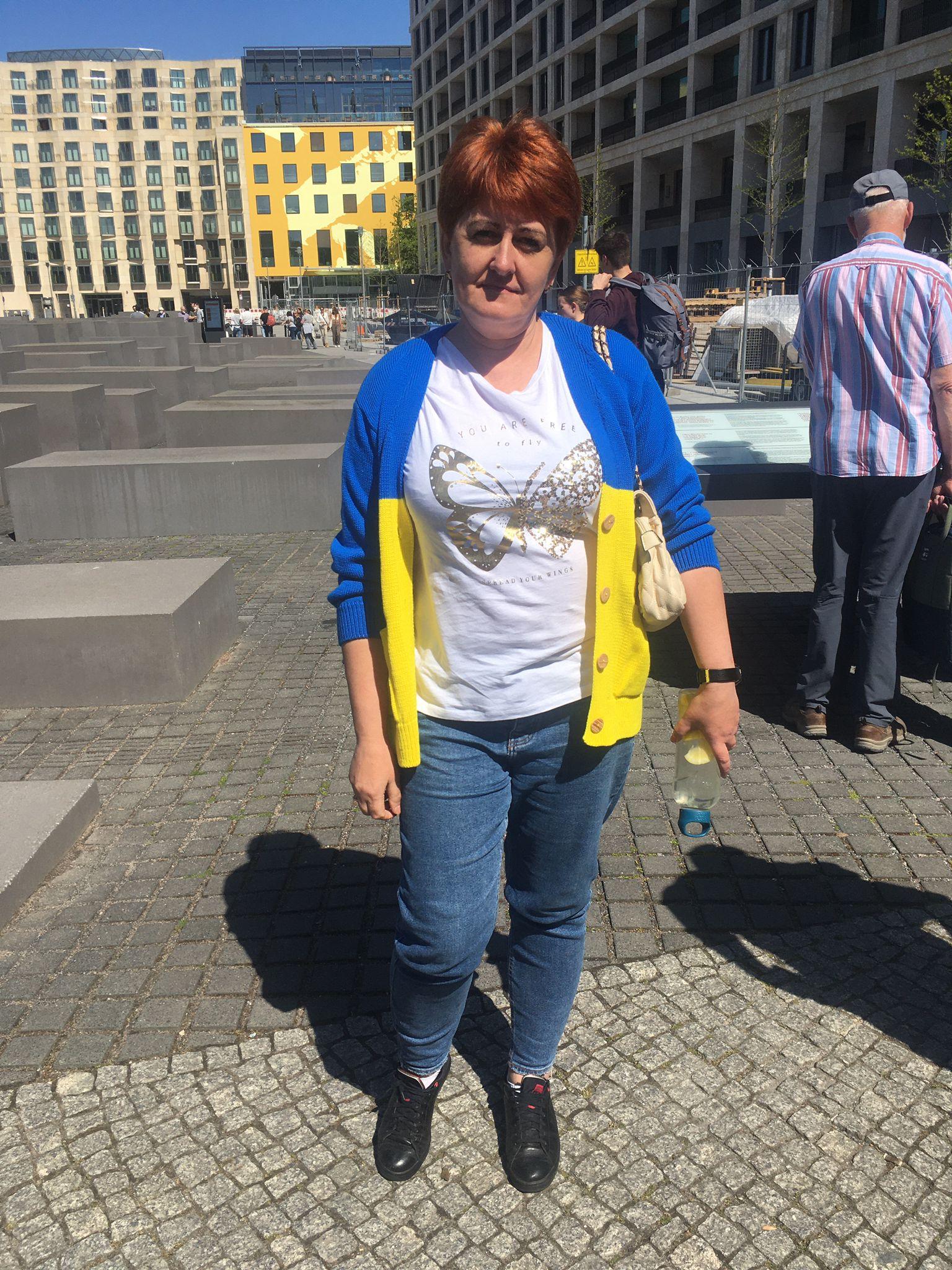 Natalia przyjechała do Berlina w swetrze w barwach narodowych Ukrainy. Miała nadzieję, że w ten sposób ominie niemiecki zakaz eksponowania ukraińskich flag. Jednak policjant kazał jej zdjąć sweter przed zbliżeniem sie do Pomnika Żołnierzy Radzieckich, 8 maja 2022, fot. A. Szczęśniak