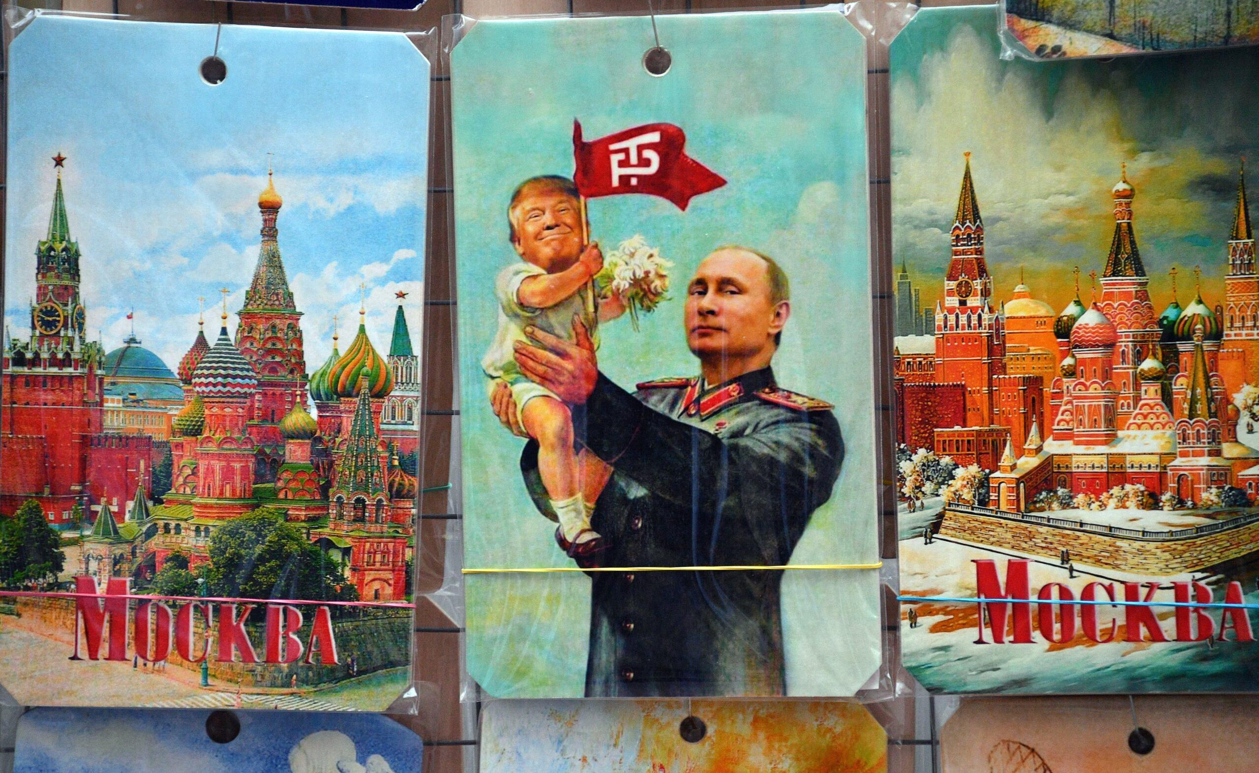 zawieszki z Moskwą i Putinem w mundurze Stalina trzymającym na ręku dziecko-Trumpa