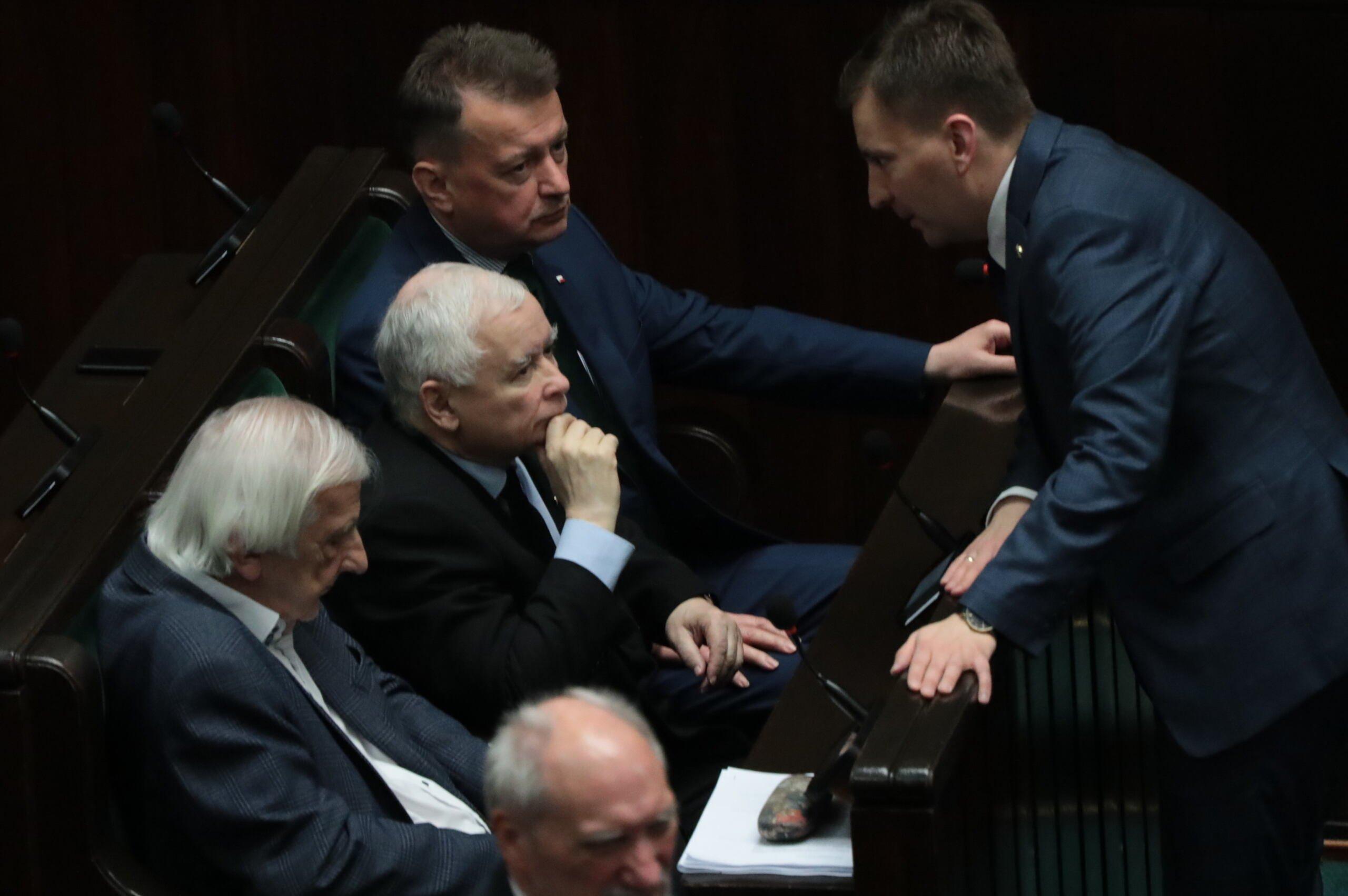 Ryszard Terlecki, Jarosław Kaczyński i Mariusz Błaszczak naradzają się w ławach poselskich na sali sejmowej