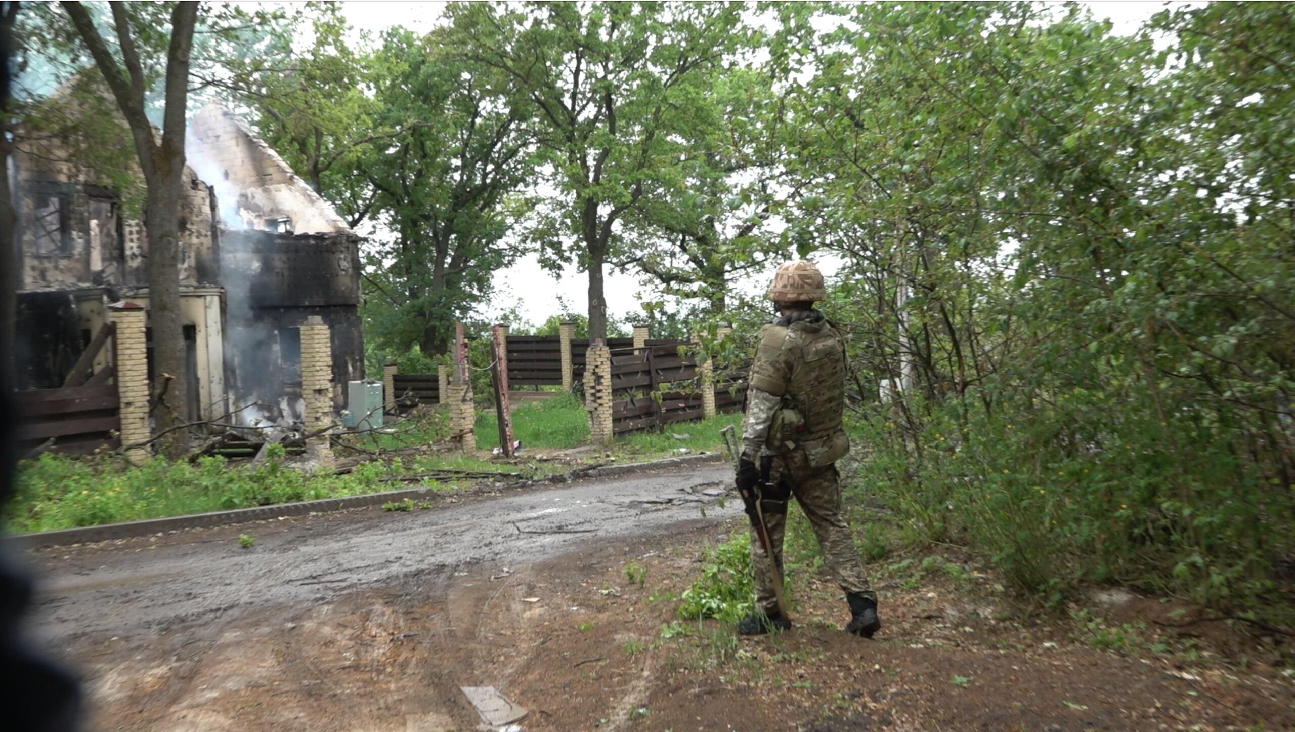 Żołnierz przechodzi przez drogę w ukraińskim Charkowie