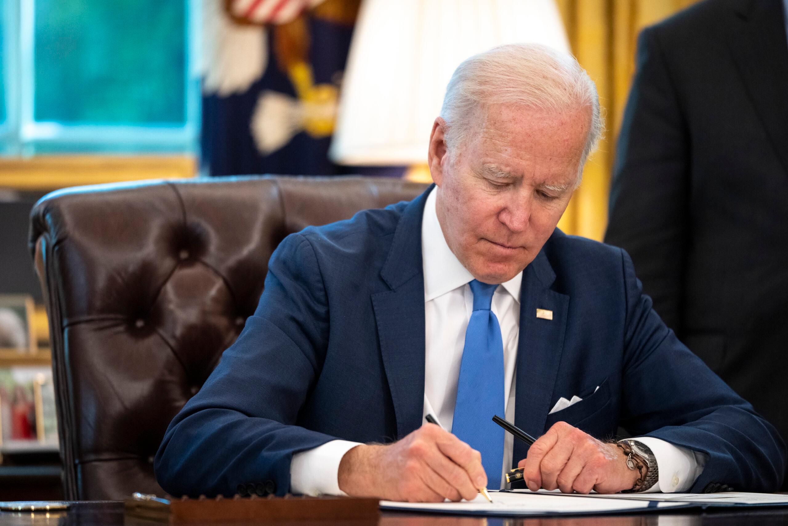 Prezydent USA Joe Biden podpisuje w Biurze Owalnym Białego Domu 9 maja 2022 r. w Waszyngtonie ustawę Lend-Lease z 2022 r. na rzecz Obrony Demokracji Ukrainy. Ustawa „Ukraina Democracy Defense Lend-Lease Act” z 2022 r. została jednogłośnie uchwalona przez Senat USA 7 kwietnia i przyspieszy pomoc wojskową i inne zasoby na Ukrainie.